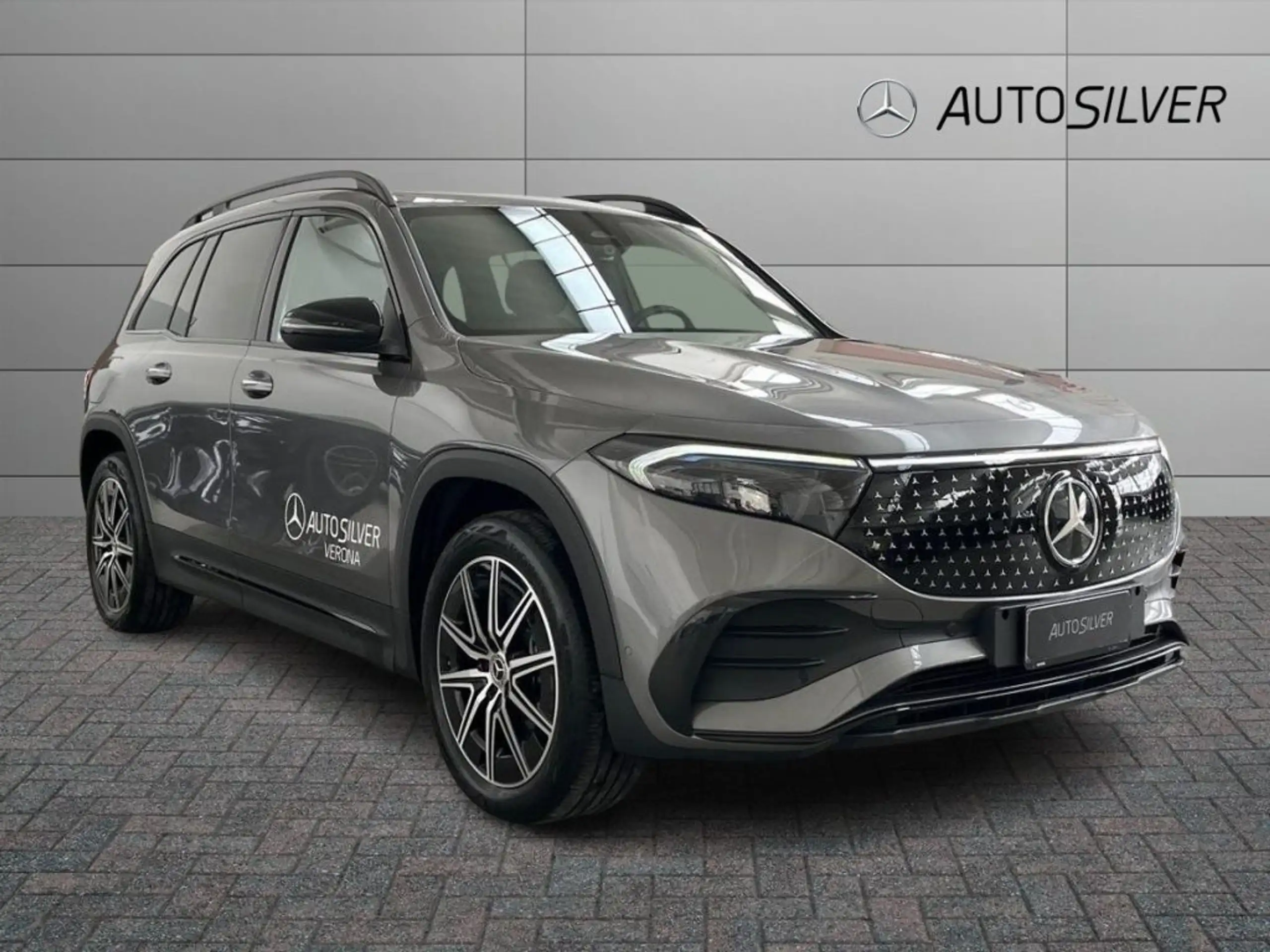 Mercedes-Benz EQB 300 2024