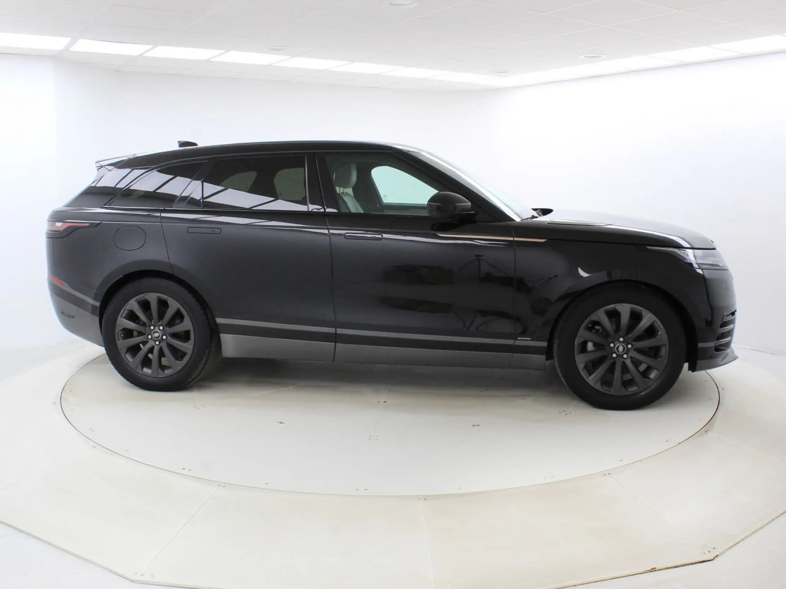 Land Rover - Range Rover Velar