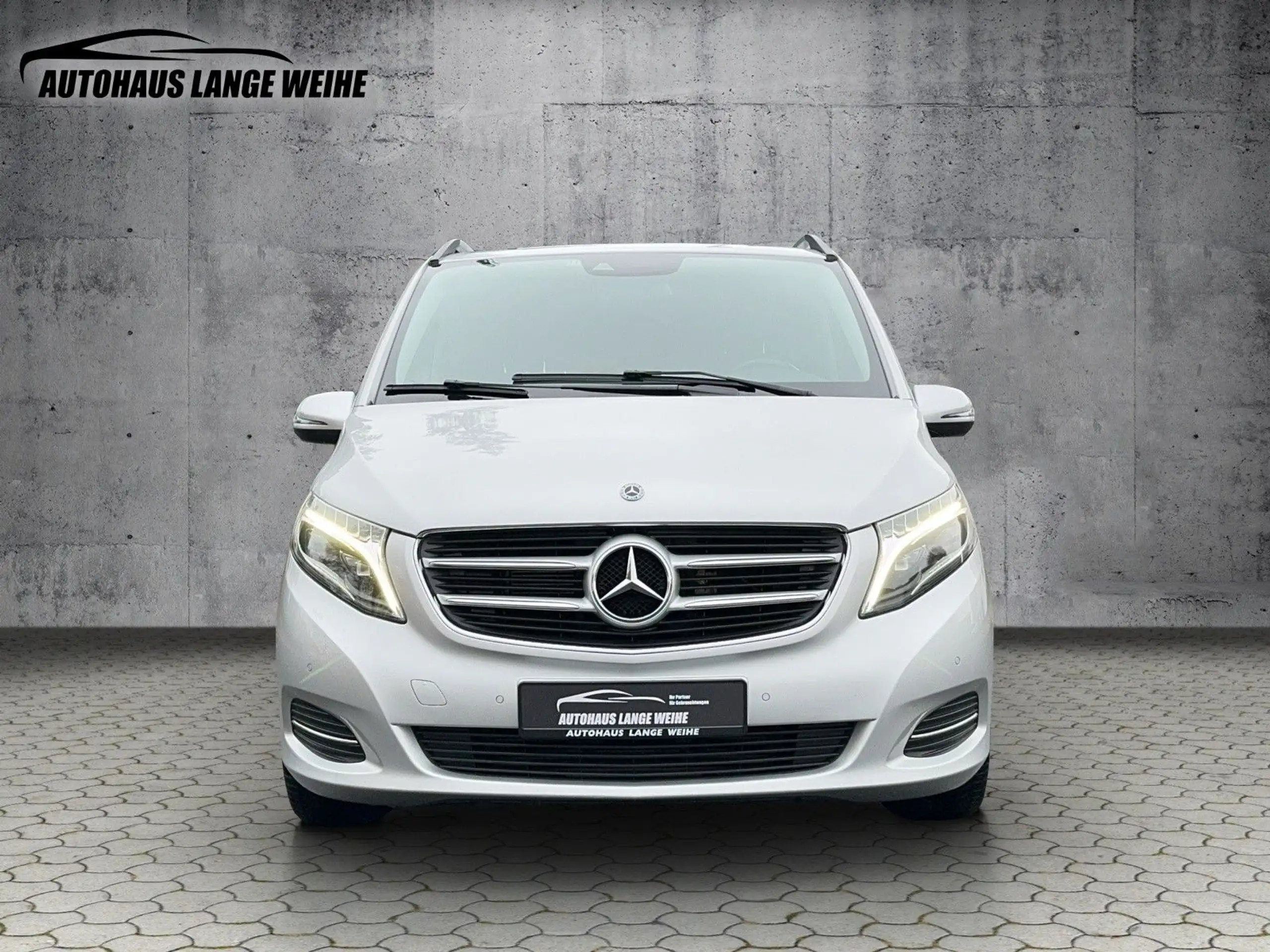 Mercedes-Benz - V 220