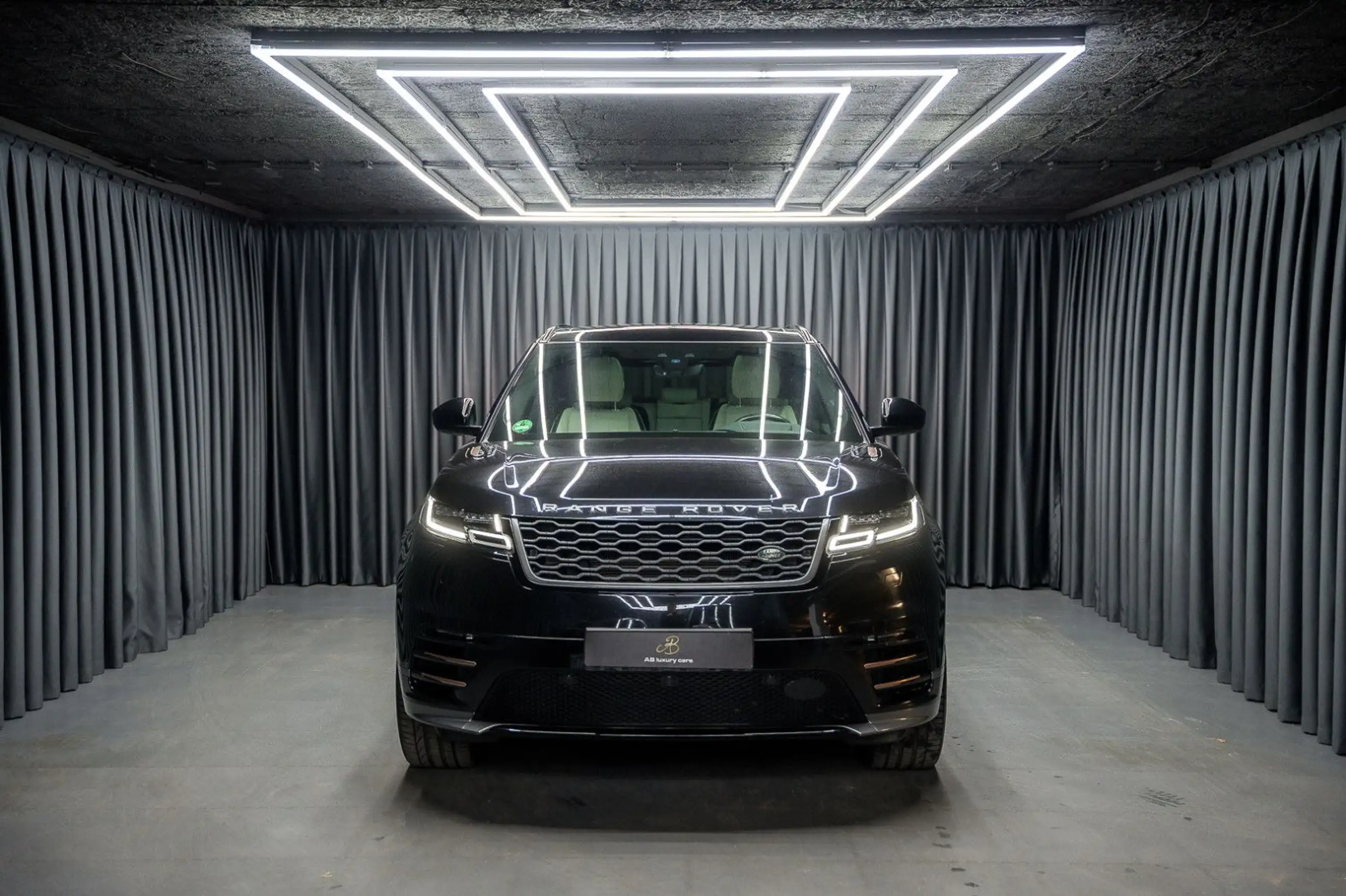 Land Rover - Range Rover Velar