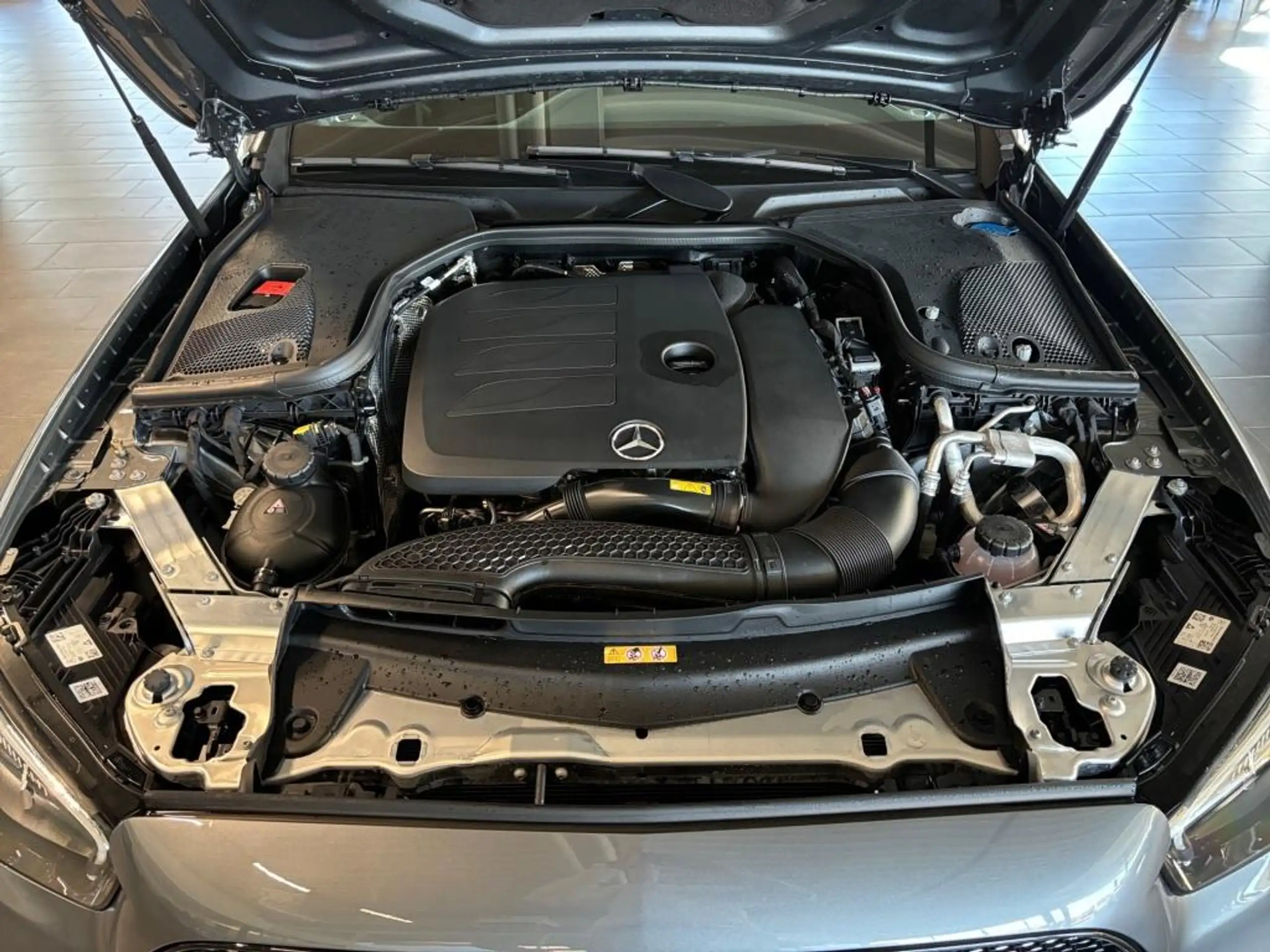 Mercedes-Benz - E 200