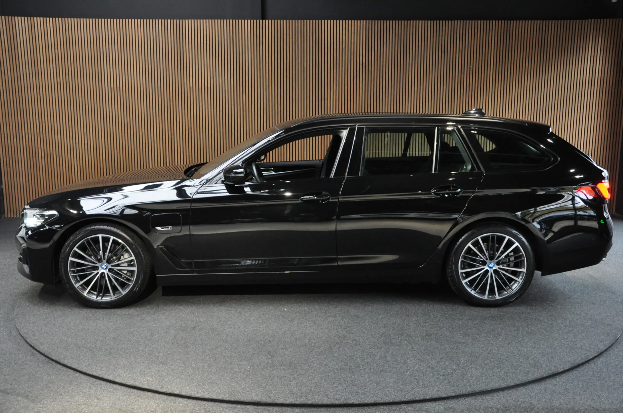 BMW - 530