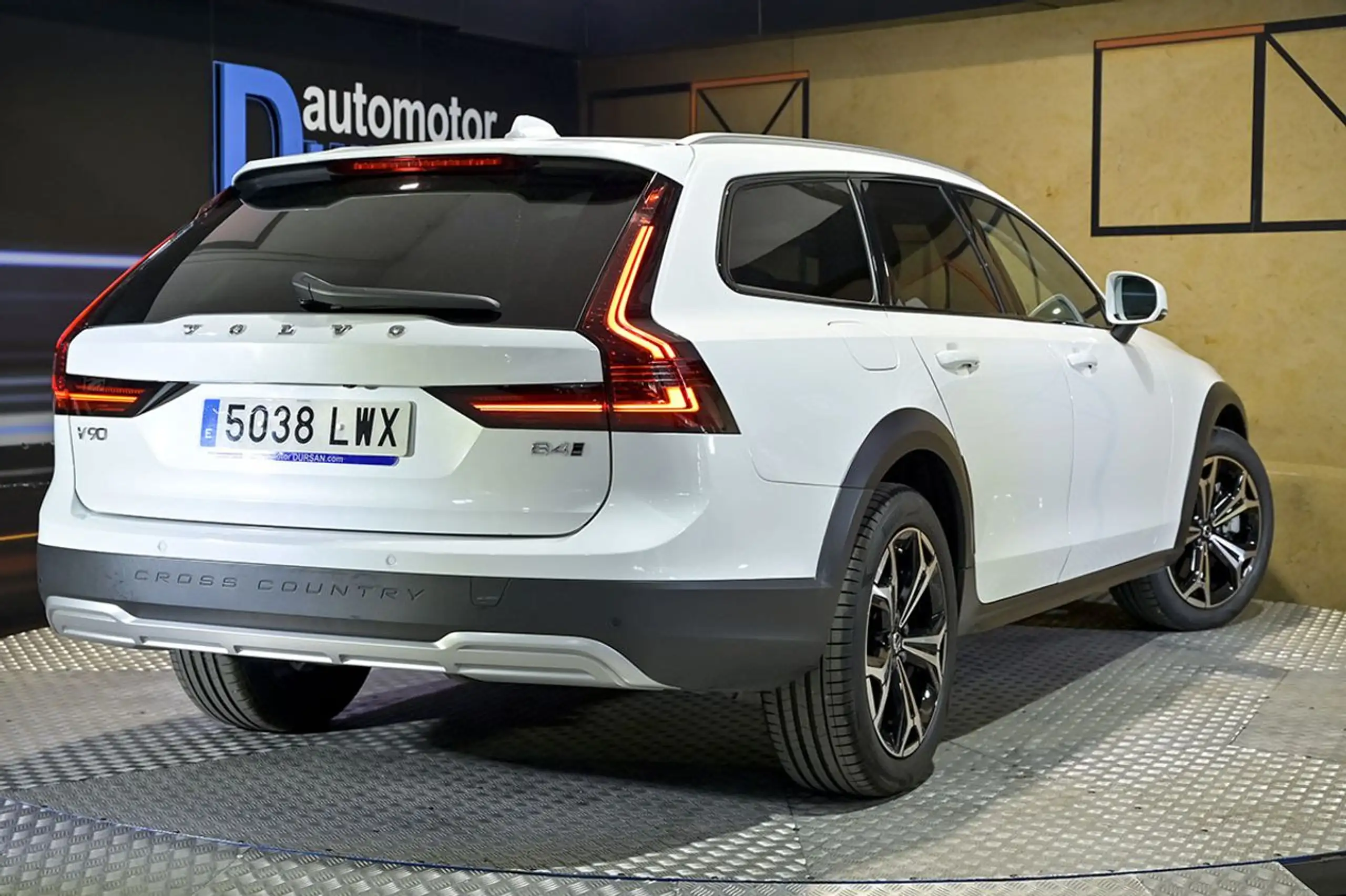 Volvo - V90 Cross Country