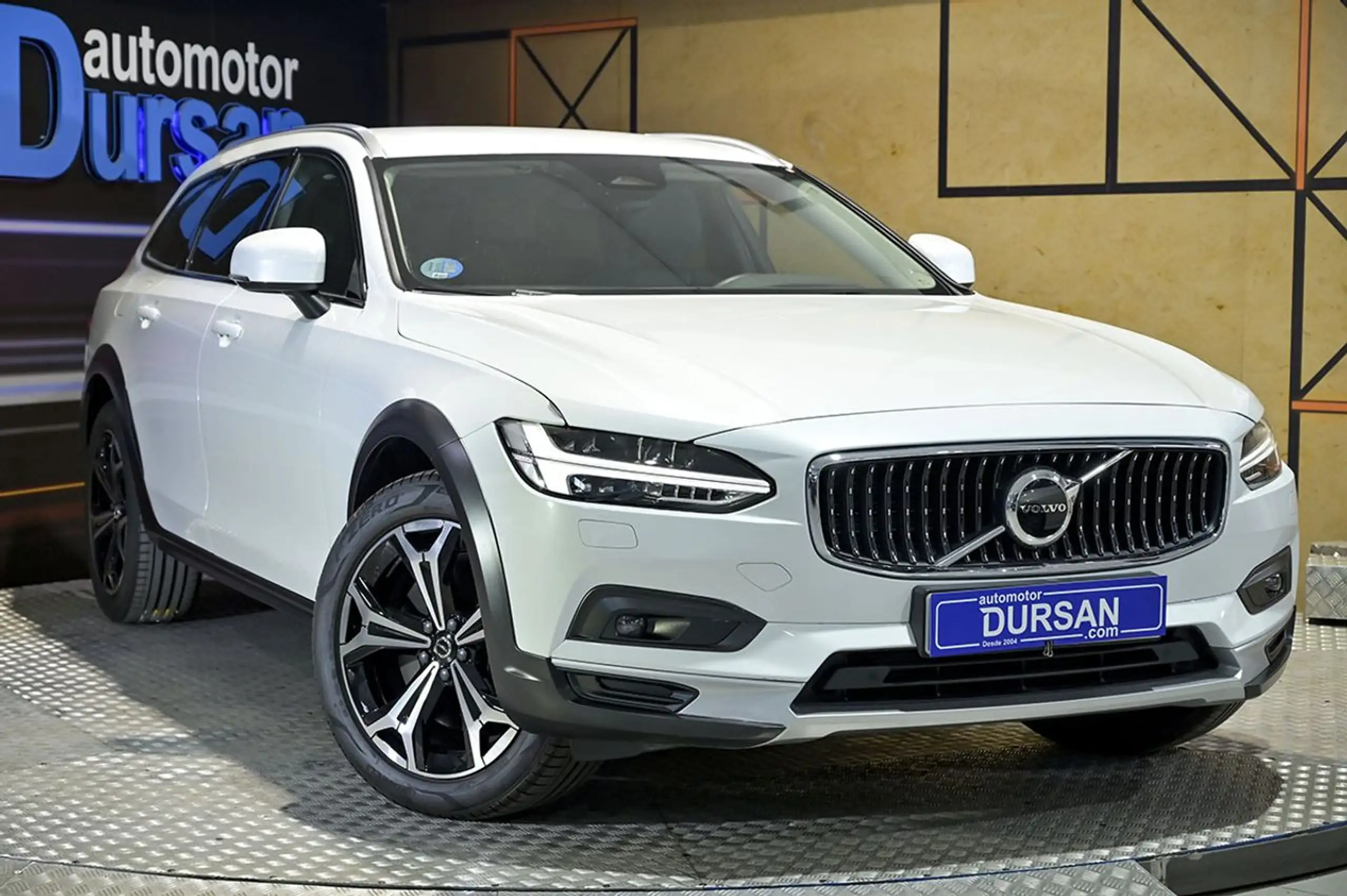 Volvo - V90 Cross Country