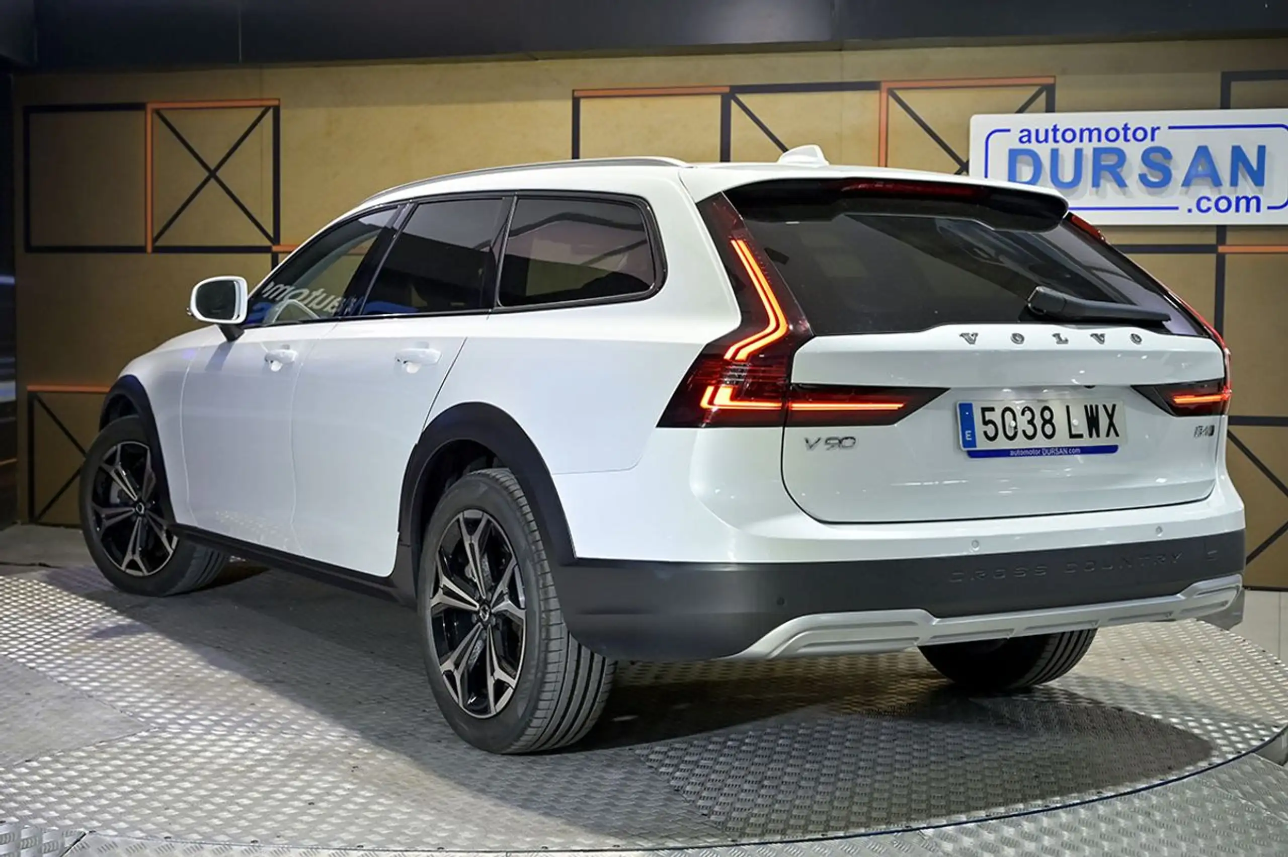 Volvo - V90 Cross Country