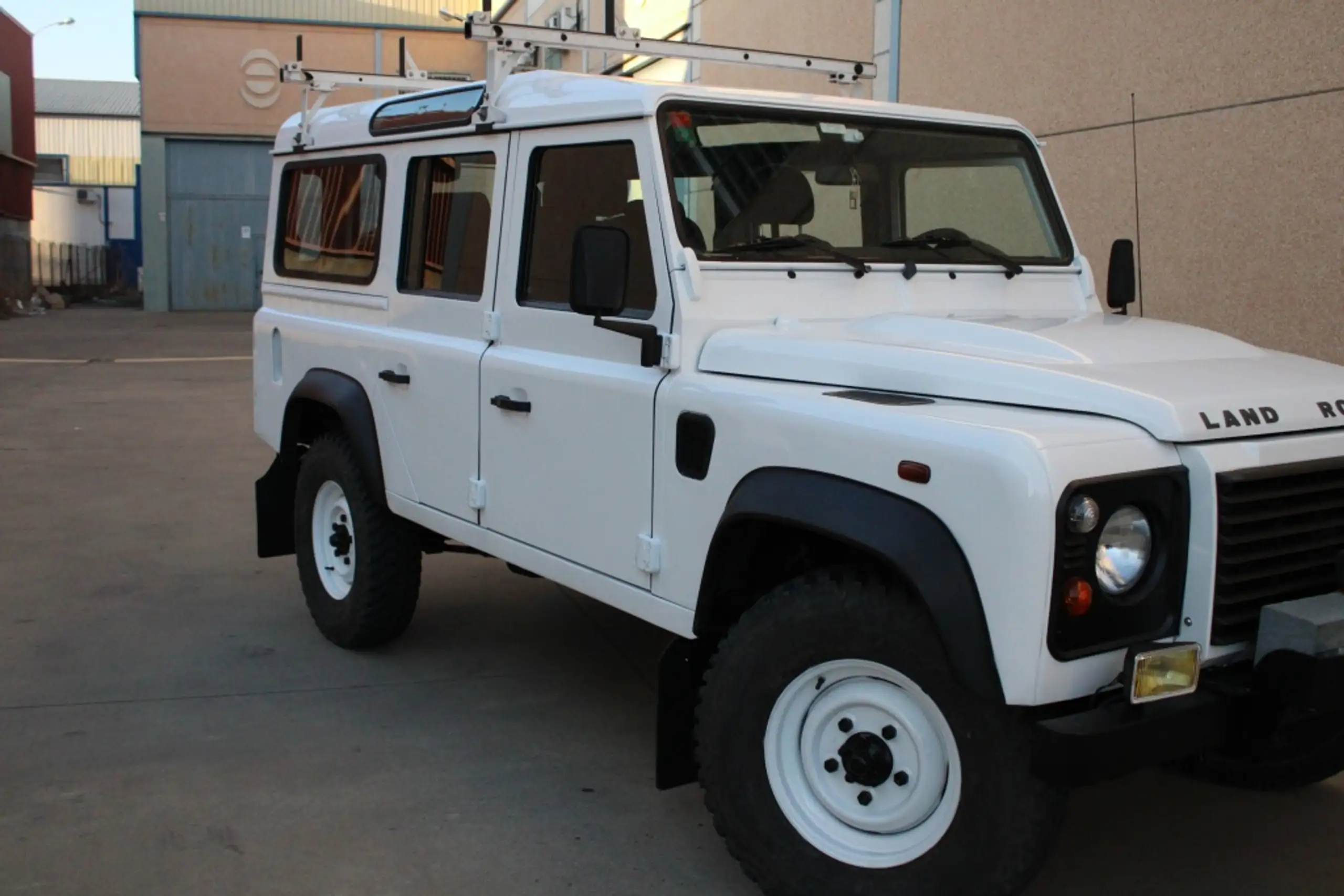 Land Rover - Defender