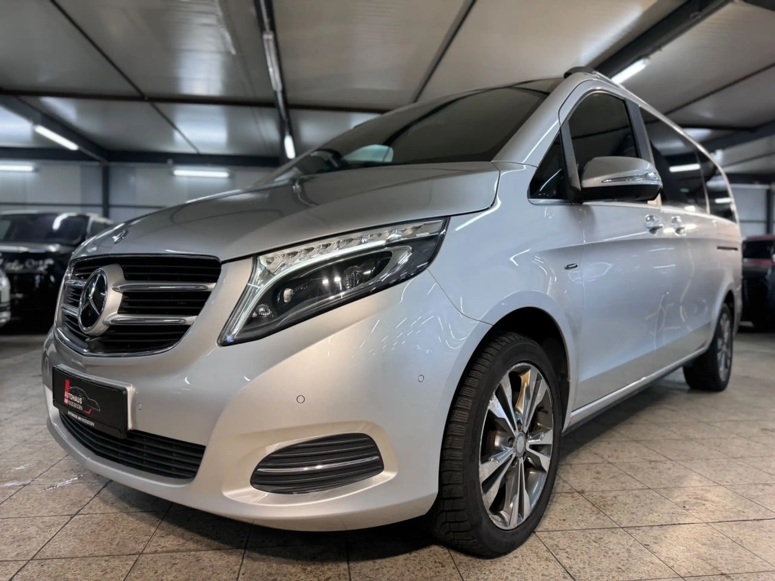 Mercedes-Benz - V 250