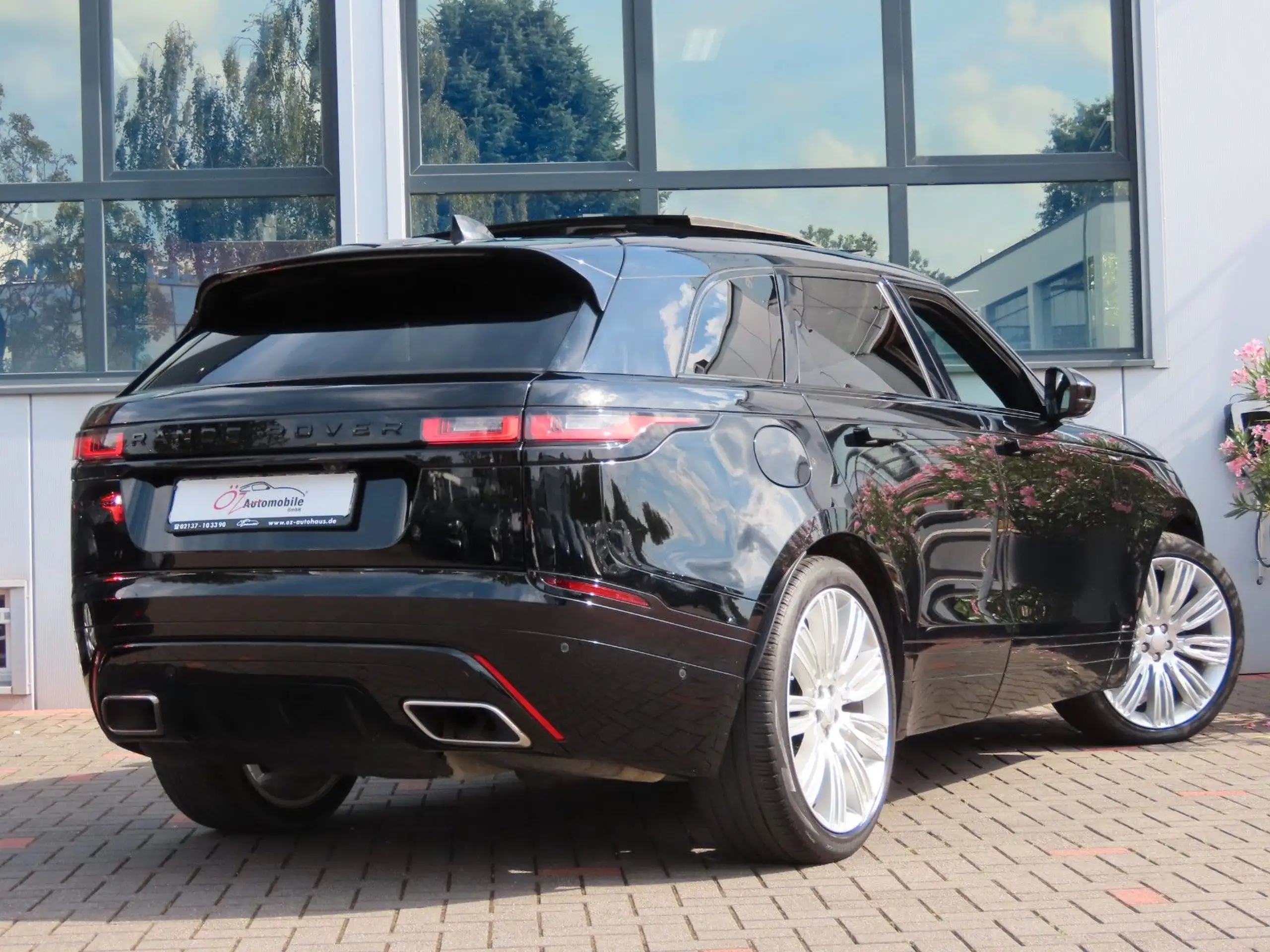 Land Rover - Range Rover Velar