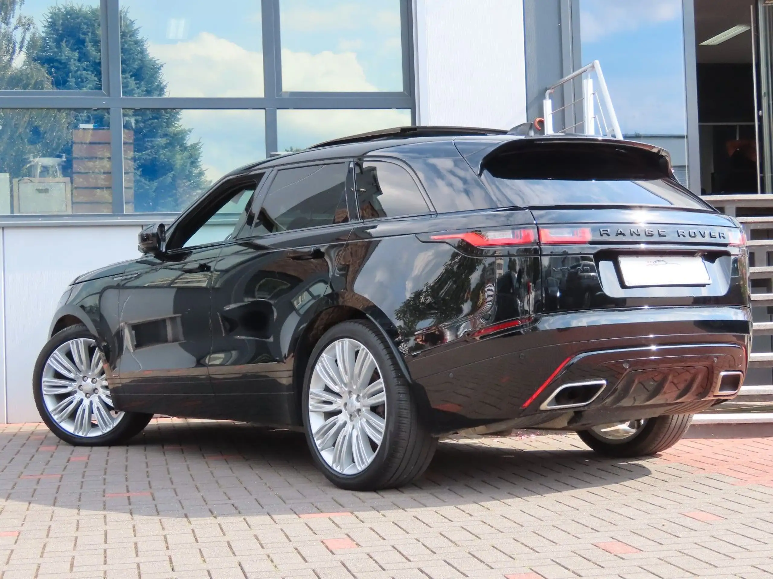 Land Rover - Range Rover Velar