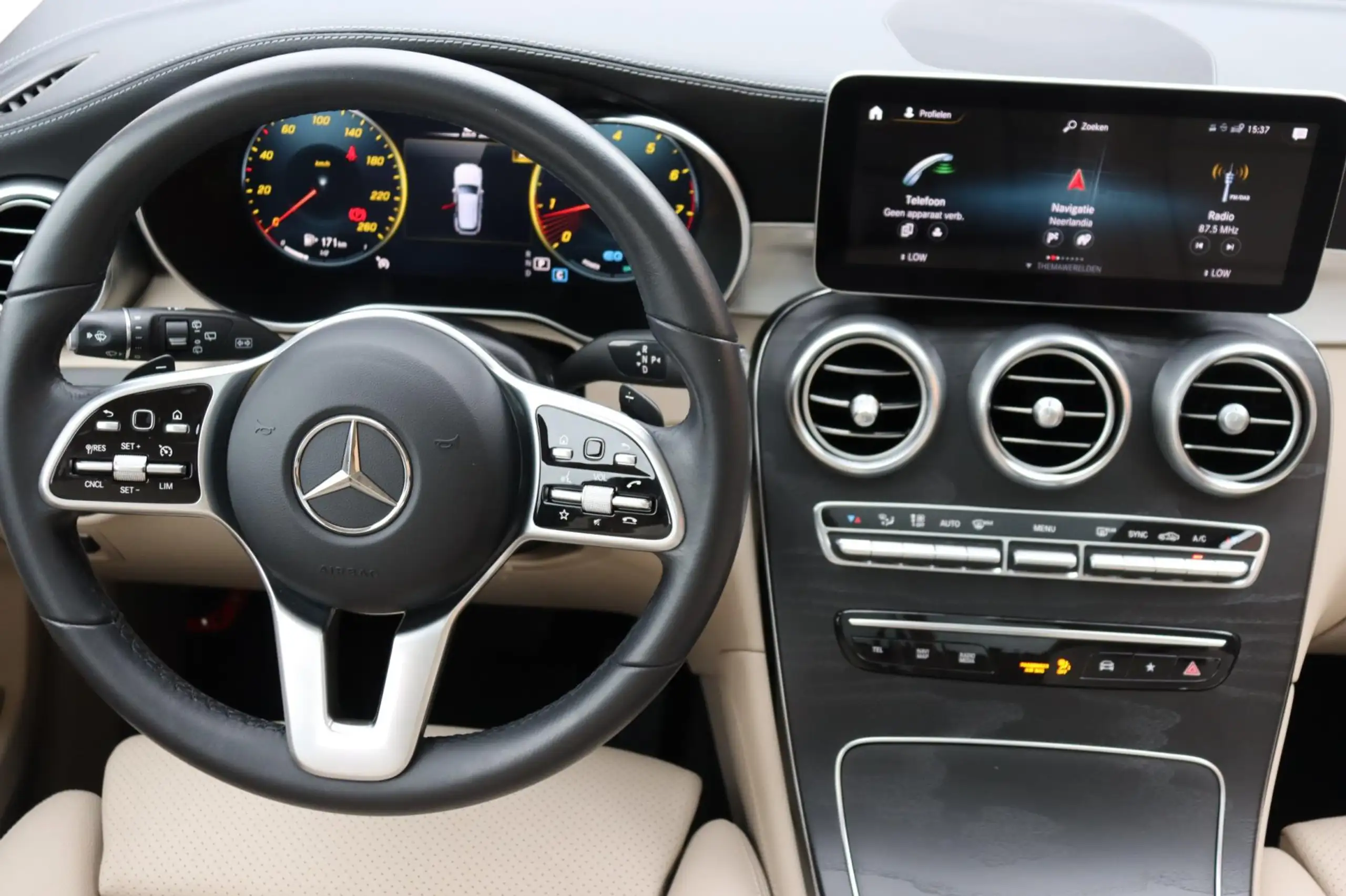 Mercedes-Benz - GLC 200