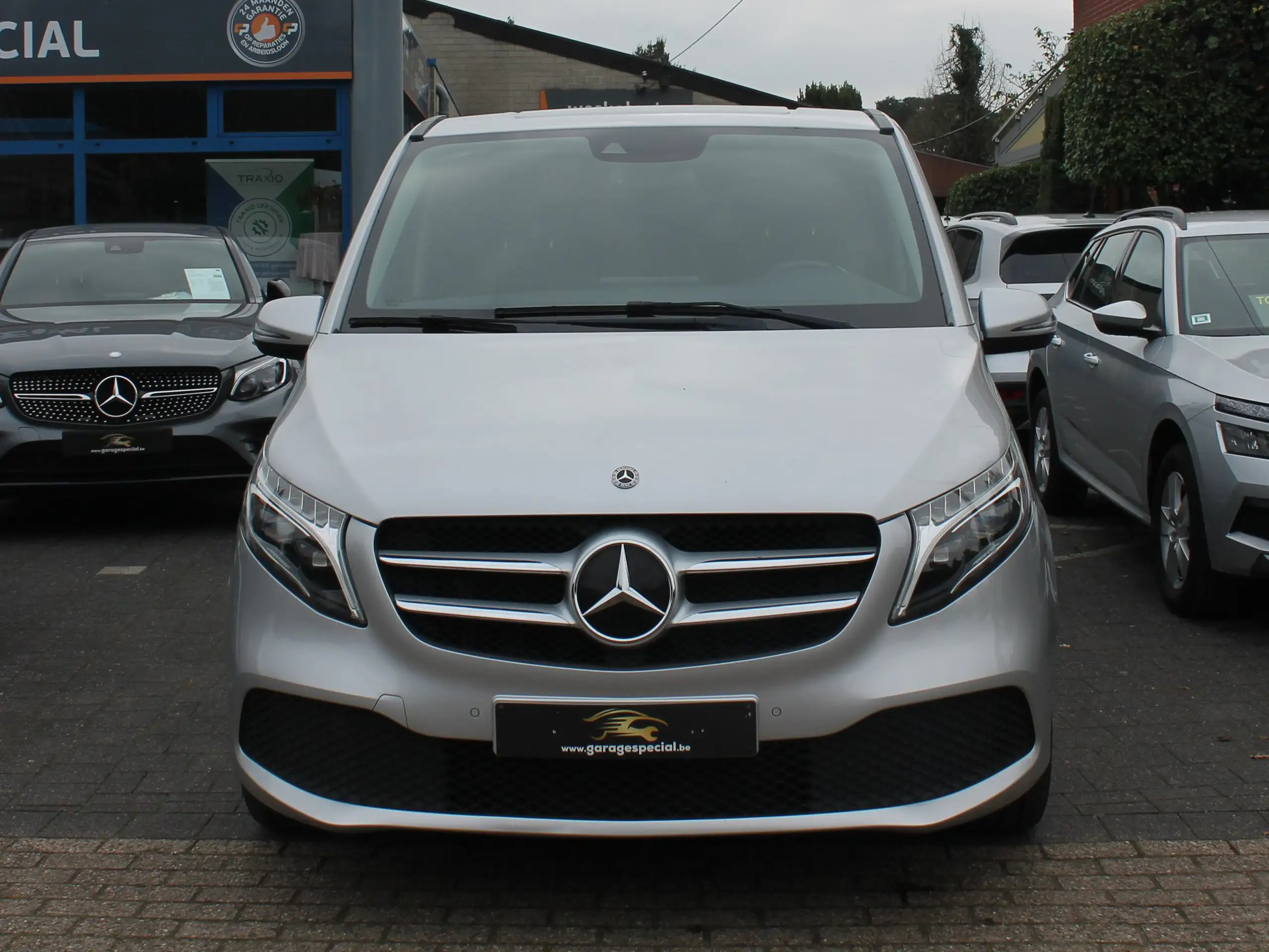 Mercedes-Benz - V 220