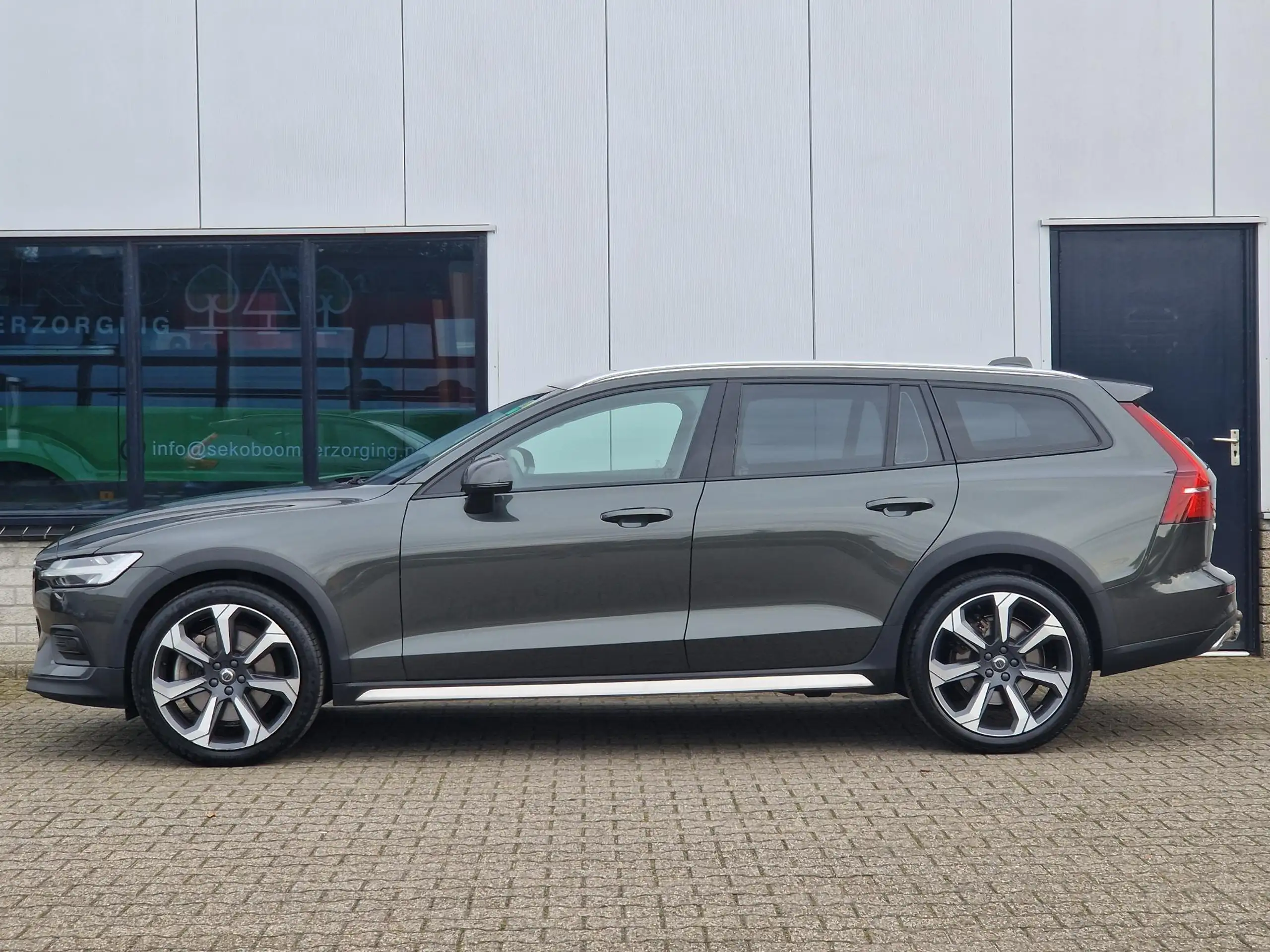 Volvo - V60 Cross Country