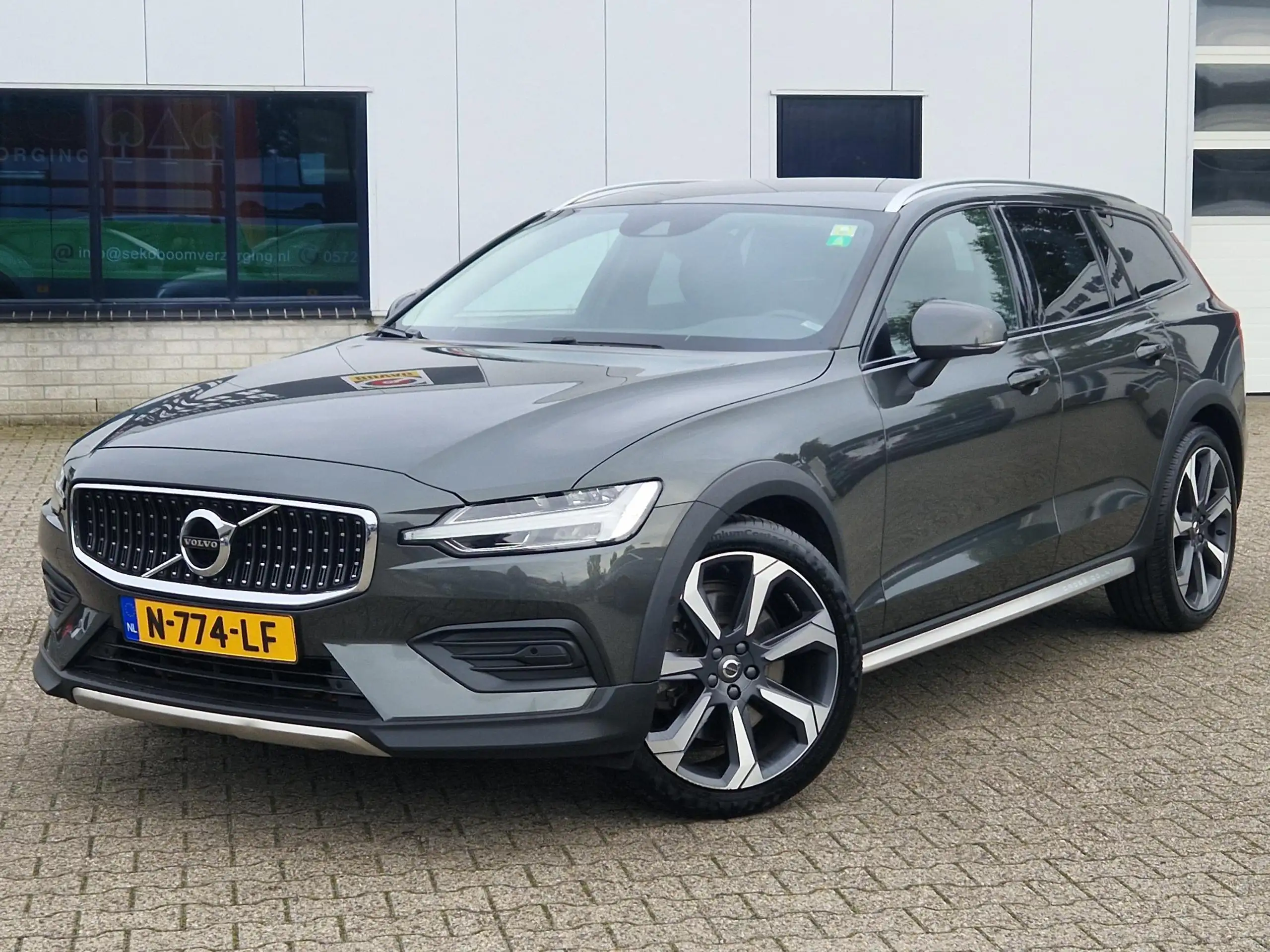 Volvo - V60 Cross Country