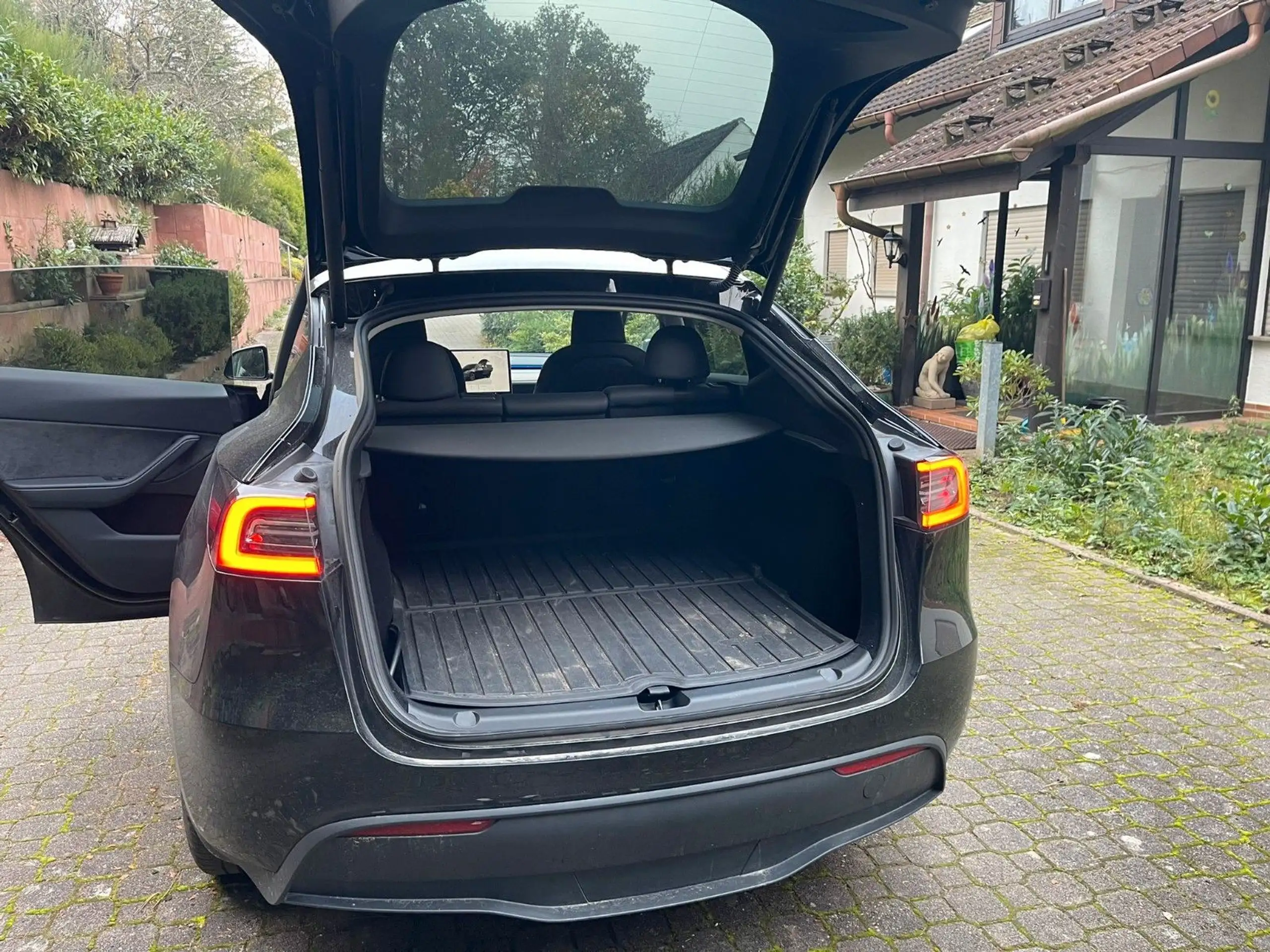 Tesla - Model Y