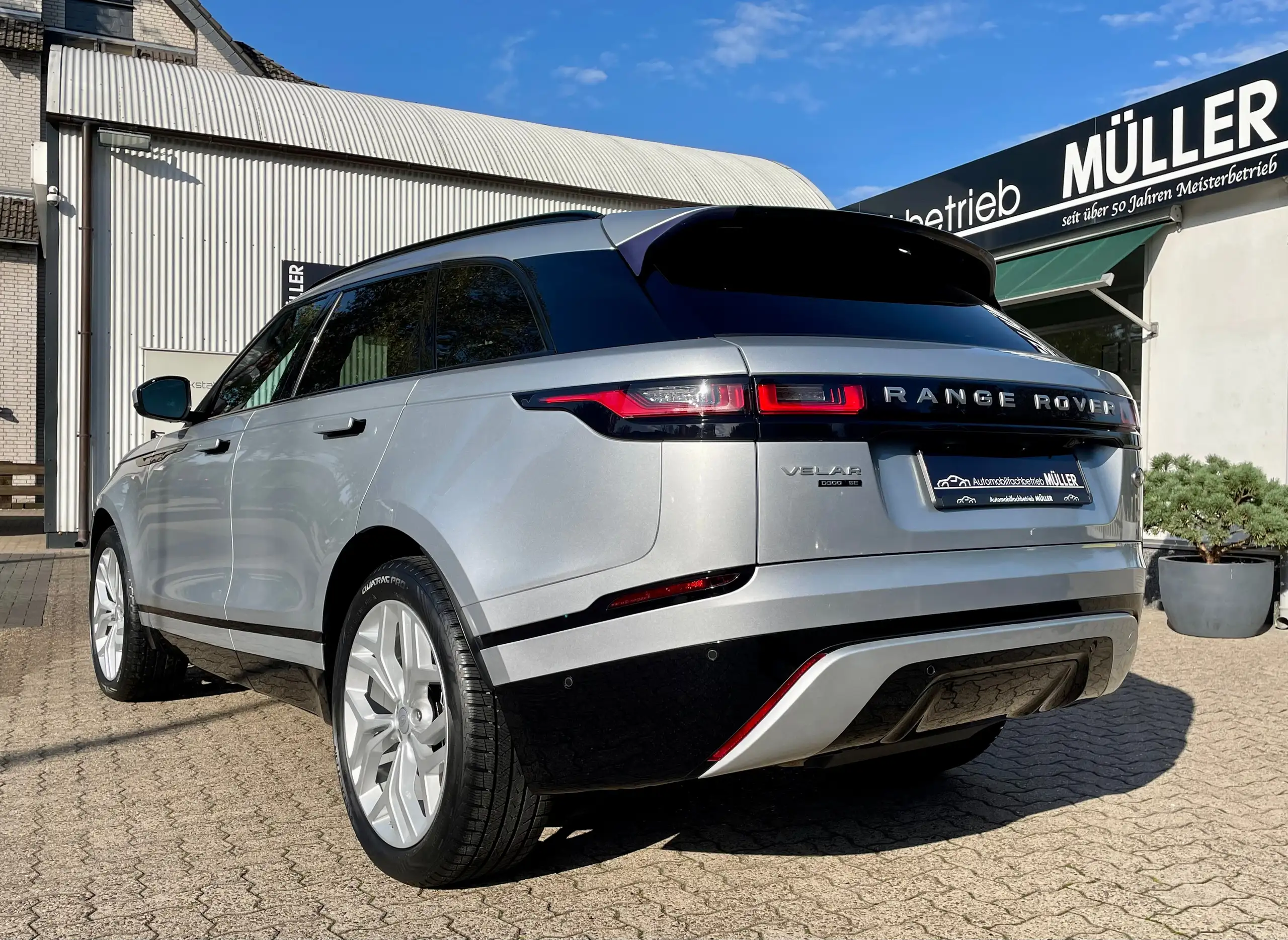 Land Rover - Range Rover Velar