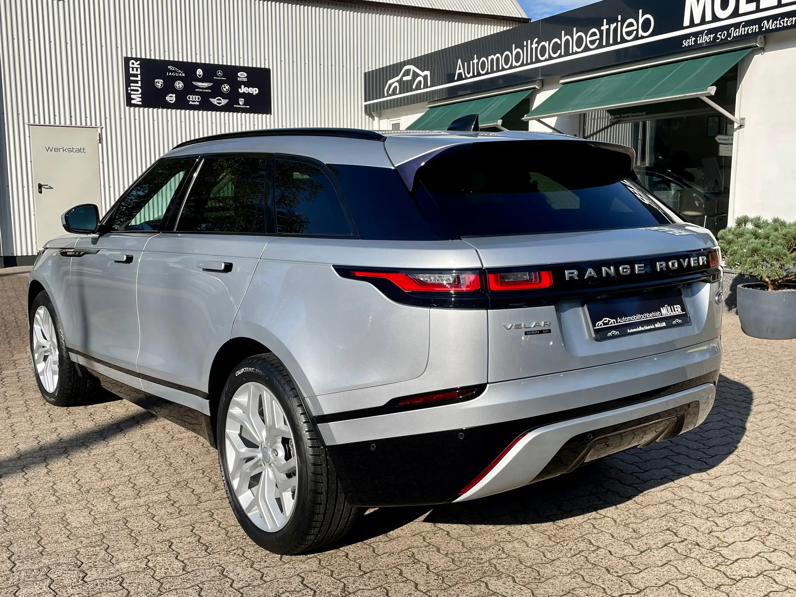 Land Rover - Range Rover Velar