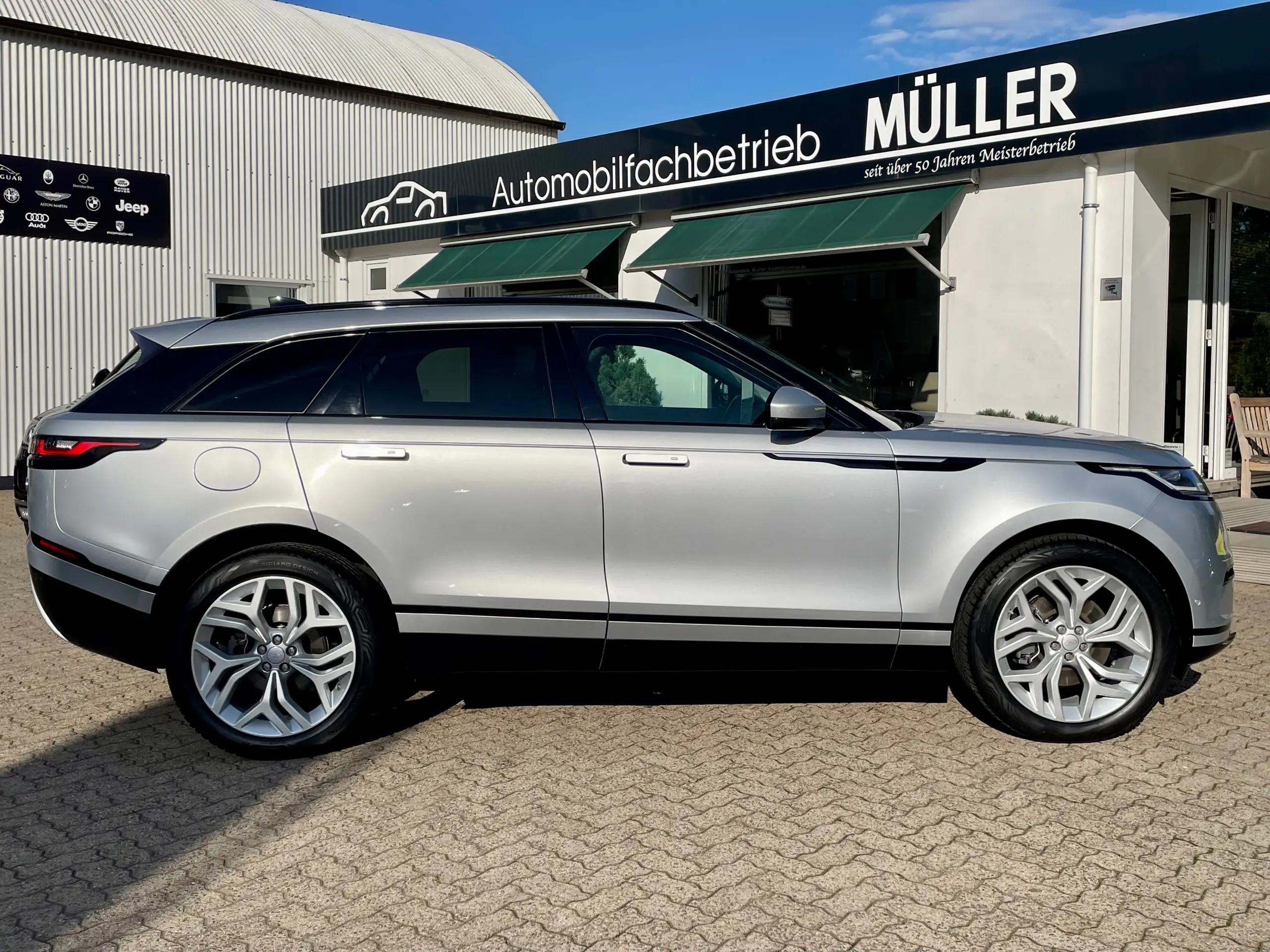 Land Rover - Range Rover Velar