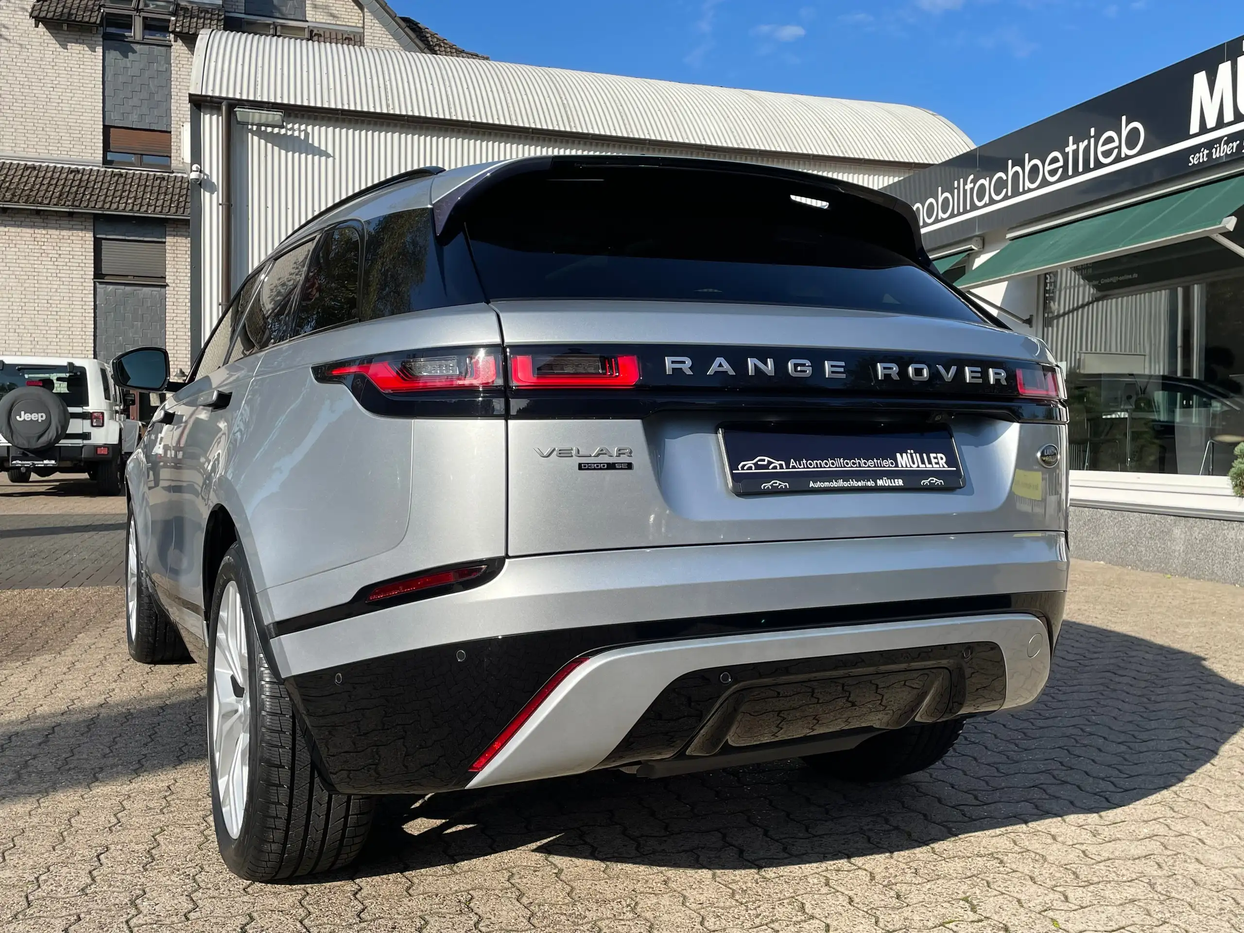 Land Rover - Range Rover Velar