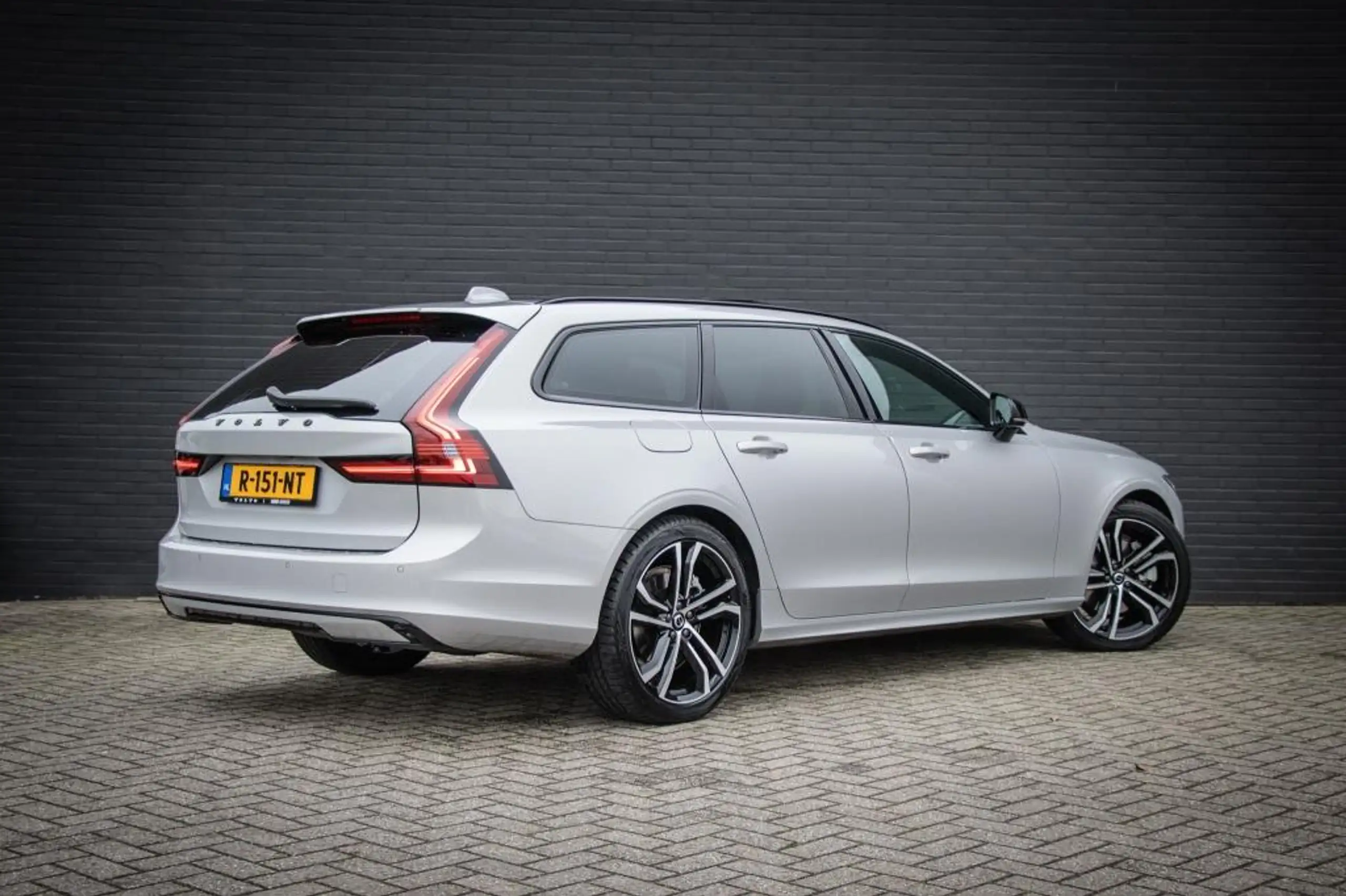 Volvo - V90