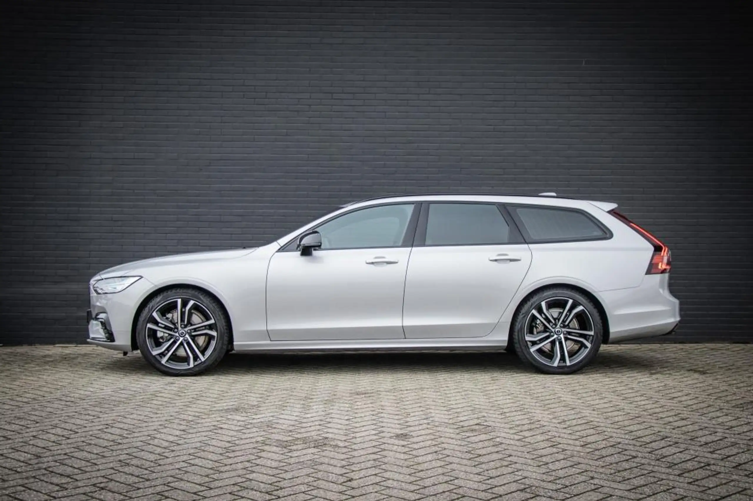 Volvo - V90