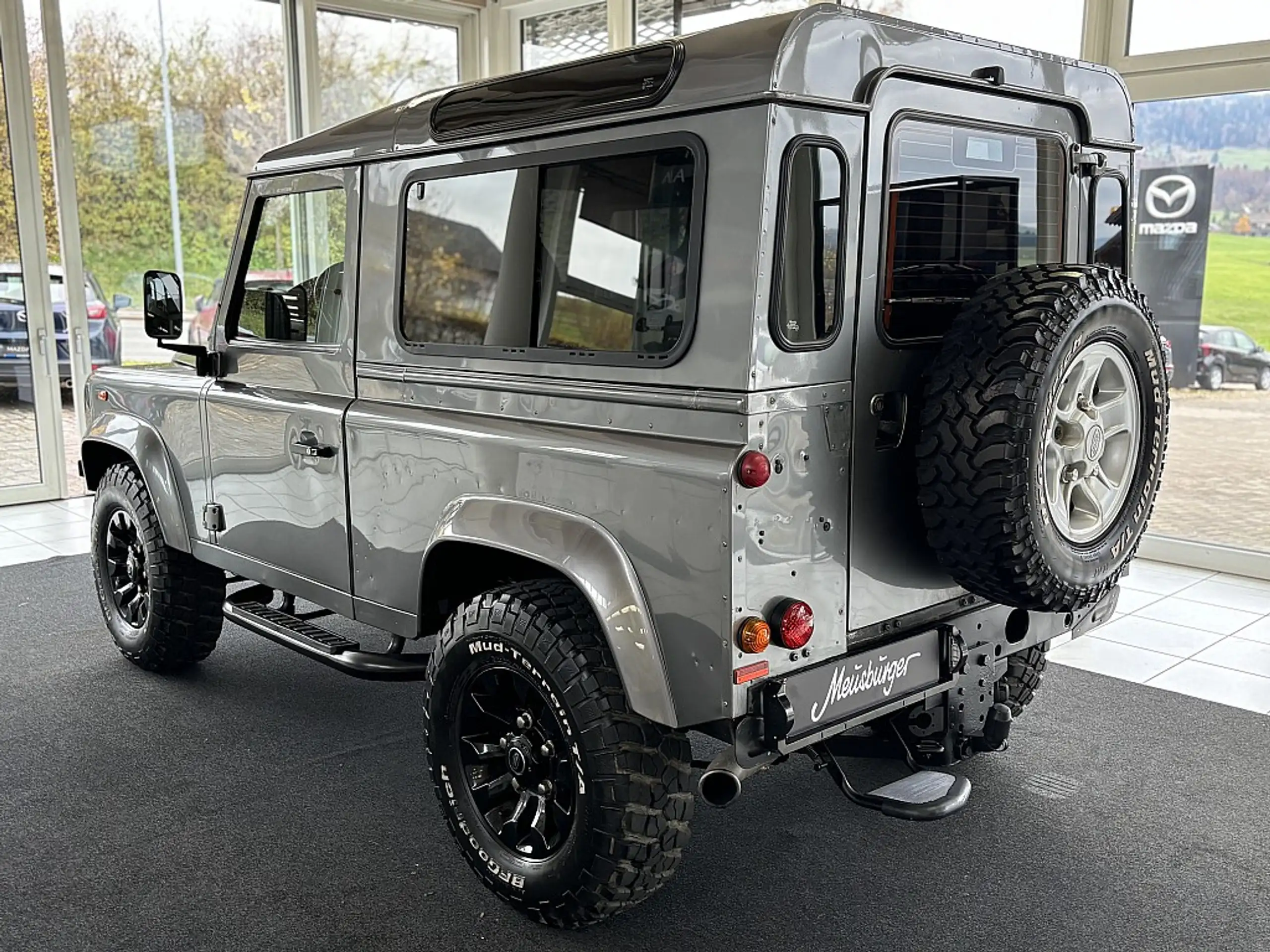 Land Rover - Defender