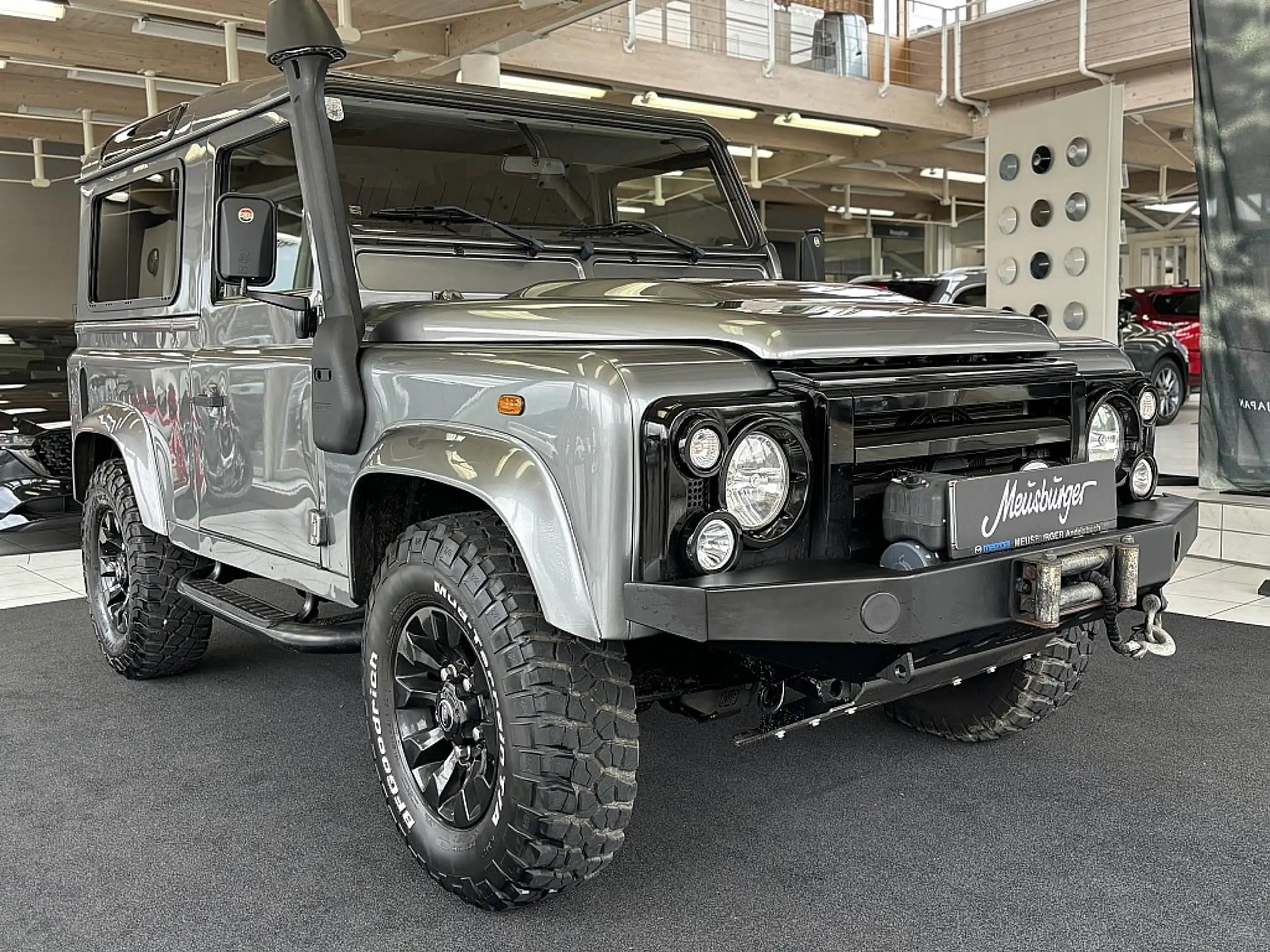 Land Rover - Defender