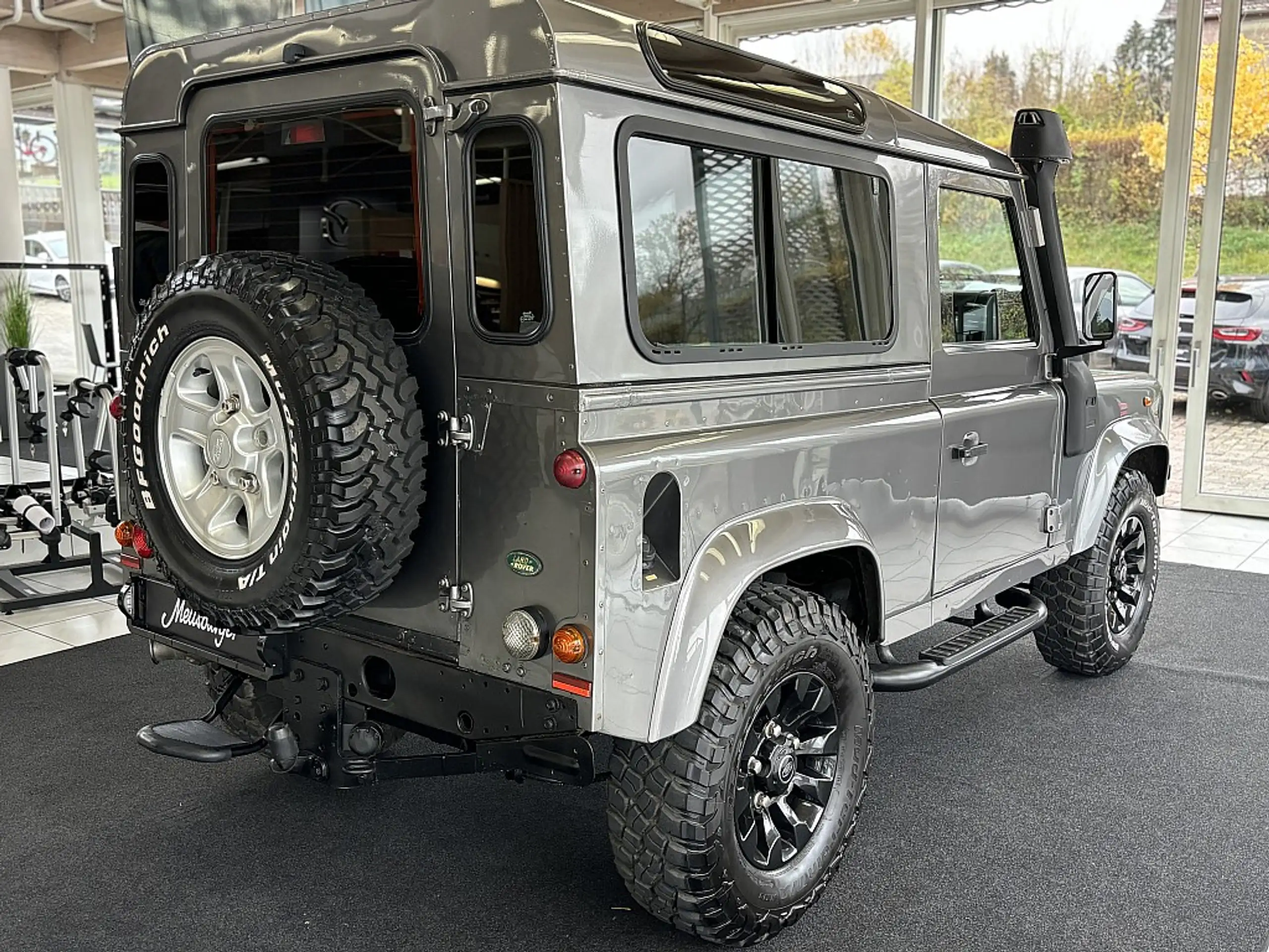 Land Rover - Defender