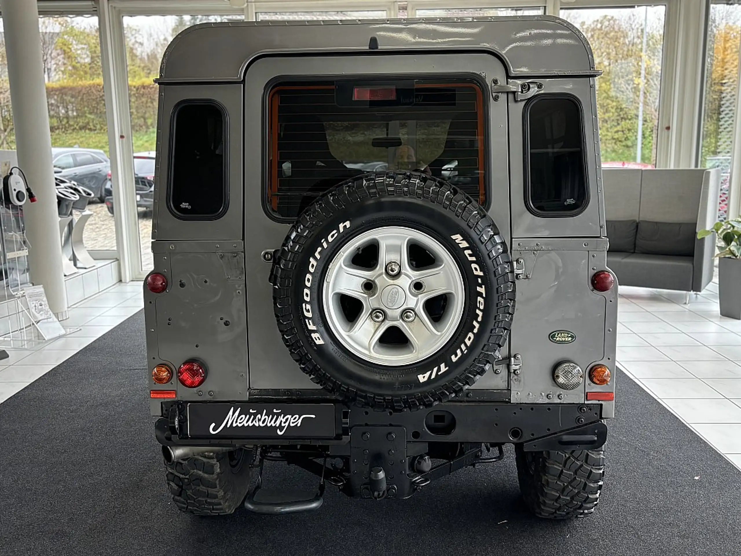 Land Rover - Defender