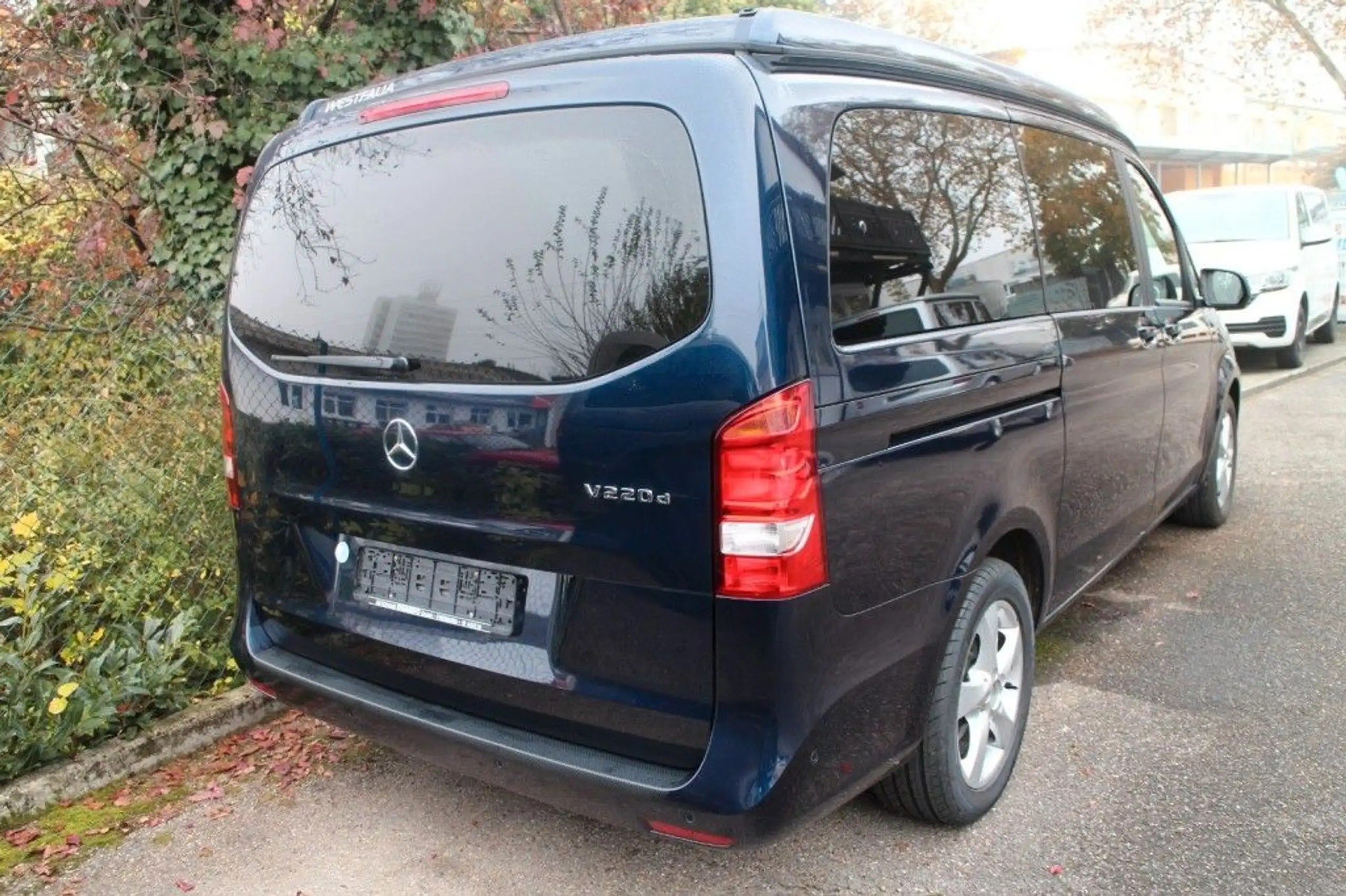 Mercedes-Benz - V 220