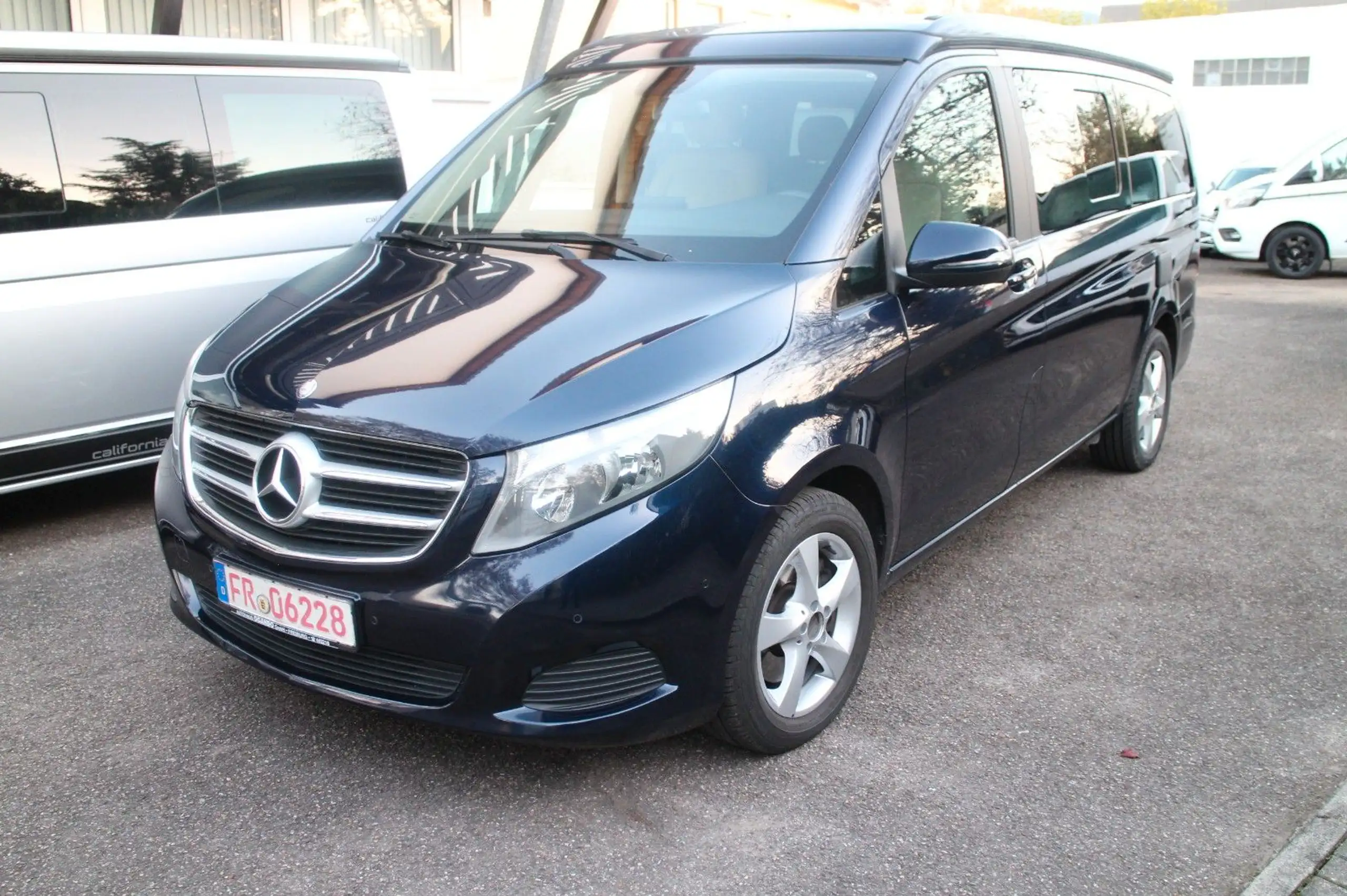 Mercedes-Benz - V 220