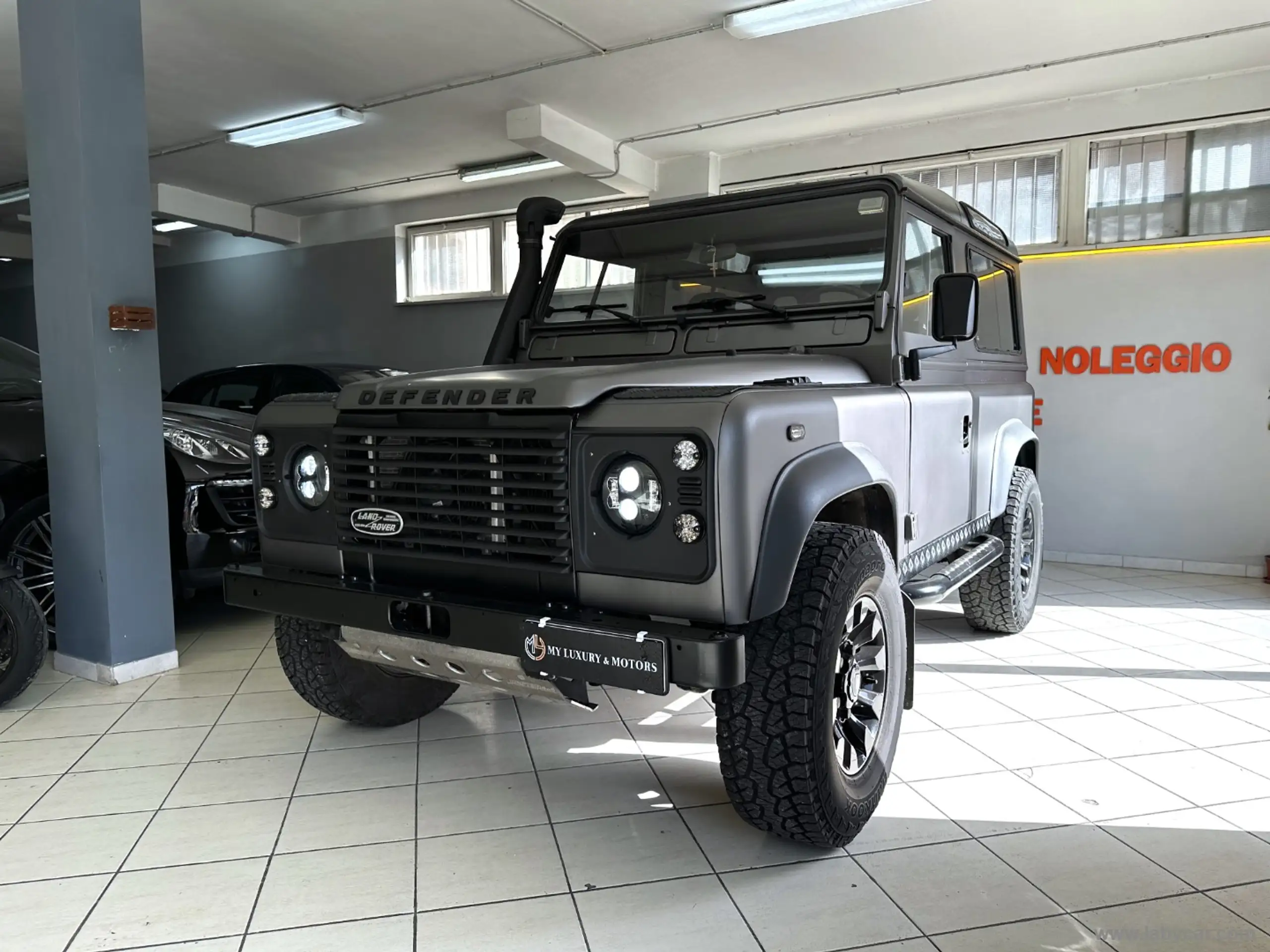 Land Rover - Defender