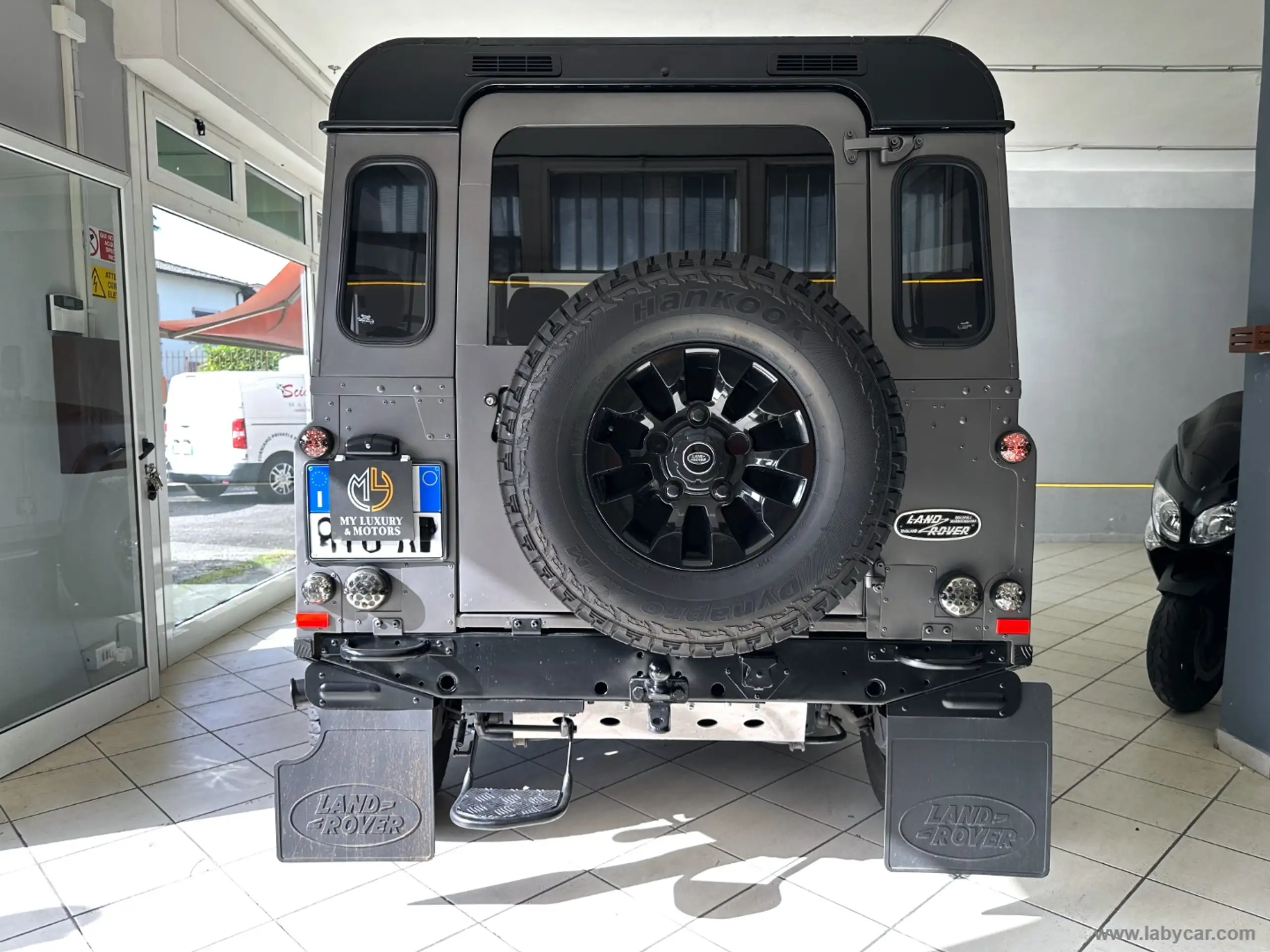 Land Rover - Defender