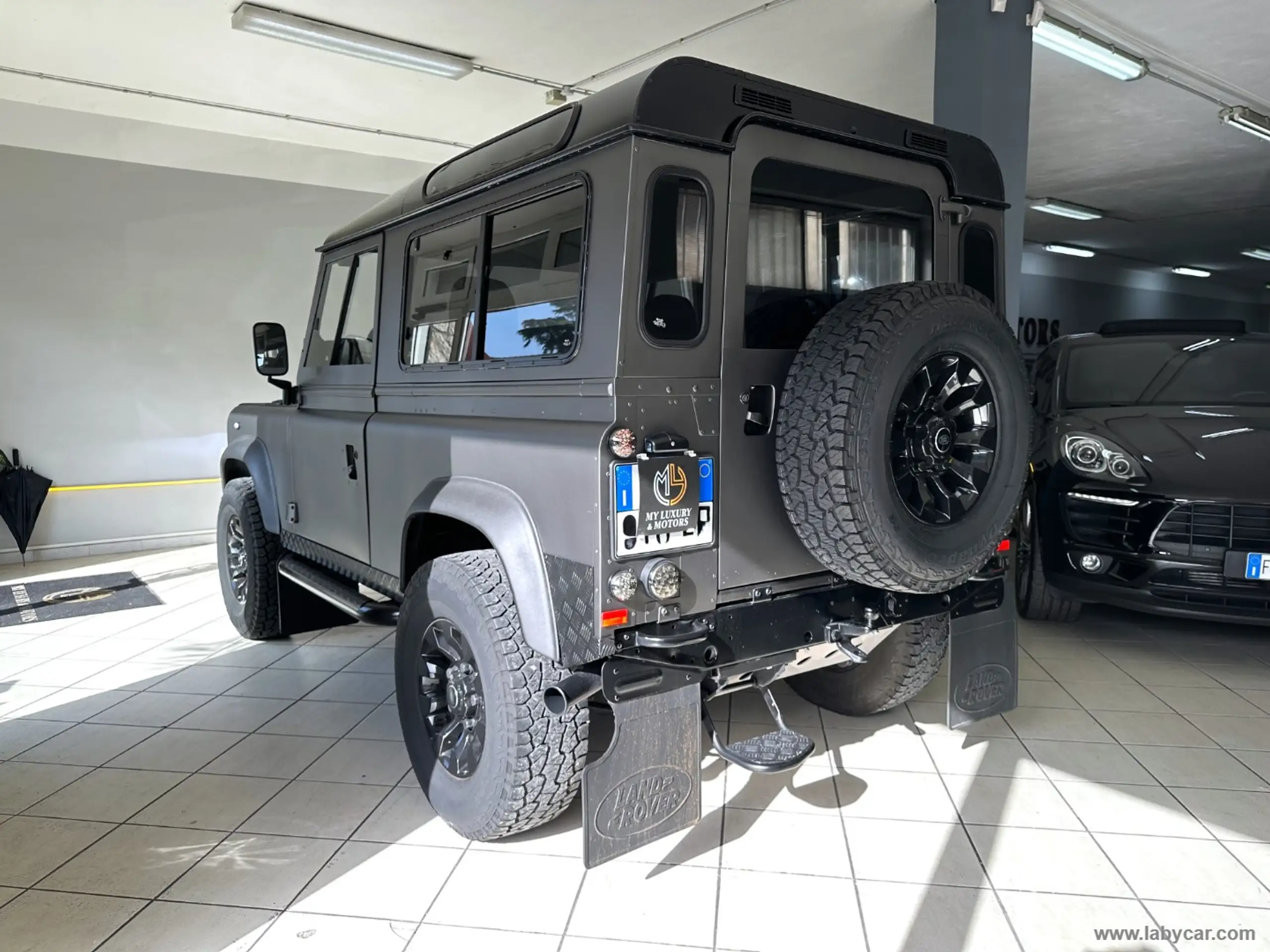 Land Rover - Defender