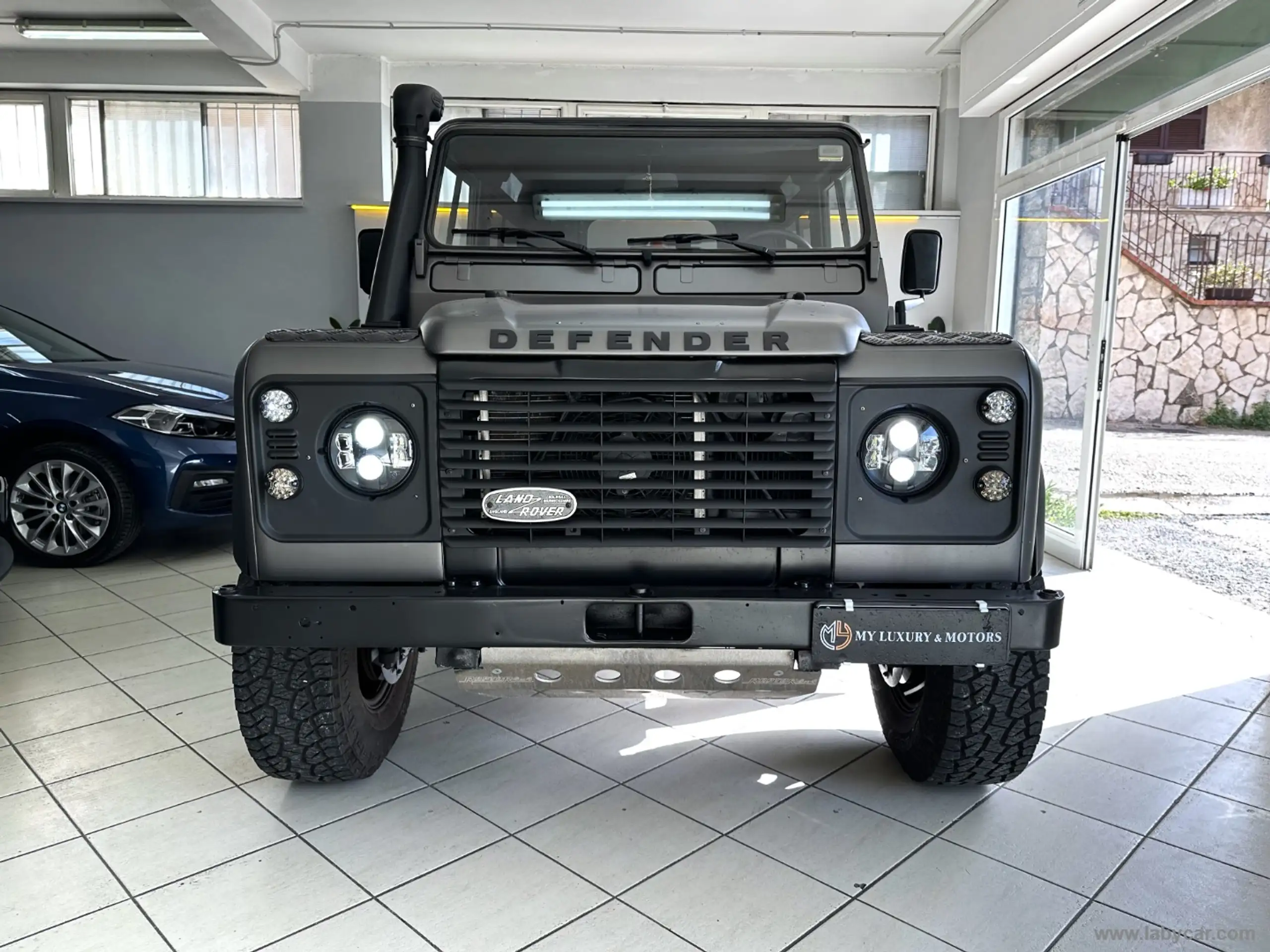 Land Rover - Defender