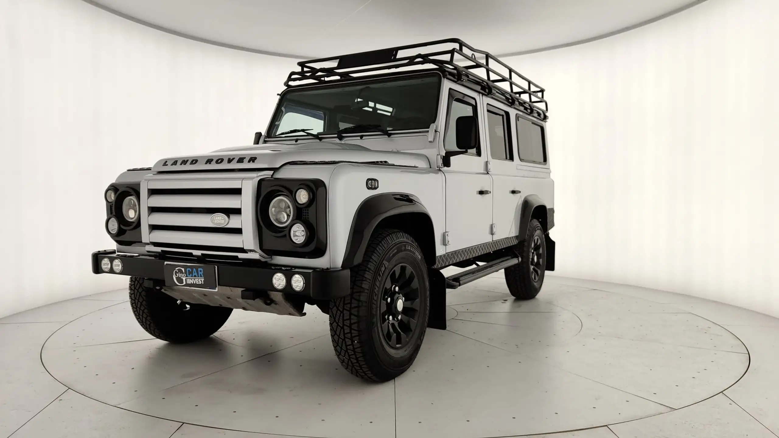 Land Rover Defender 2011