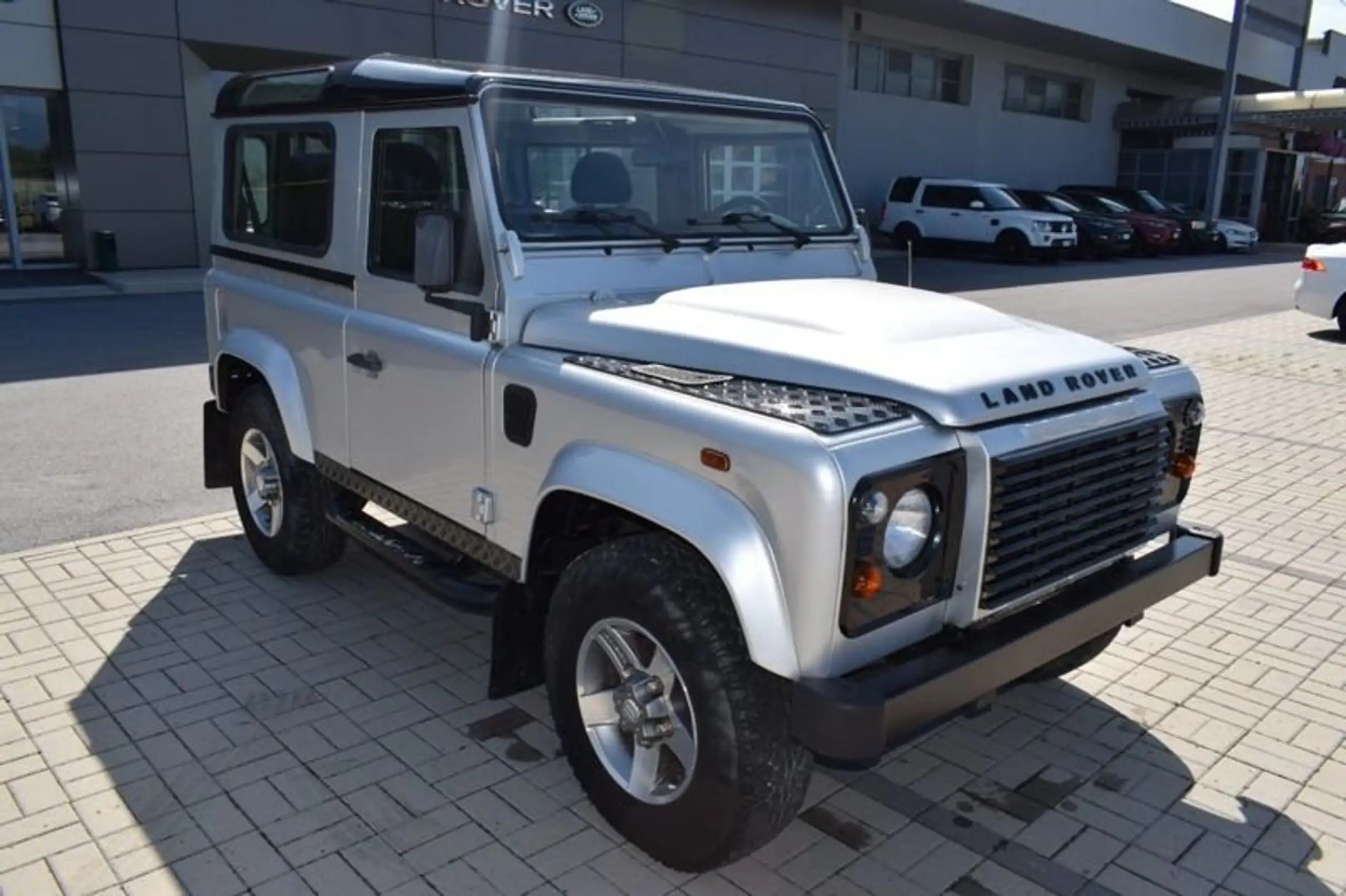 Land Rover - Defender