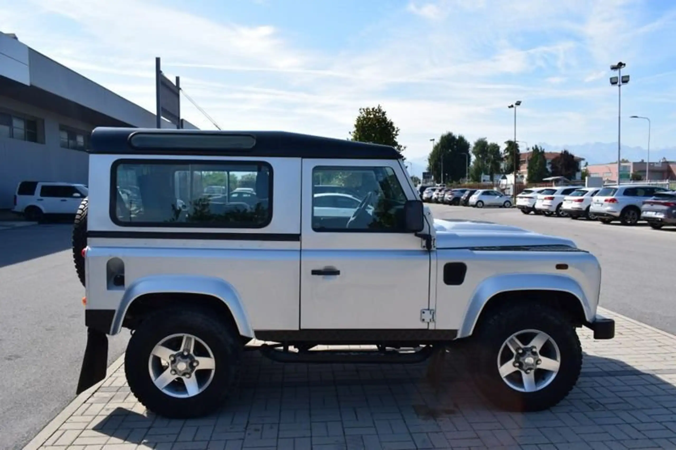 Land Rover - Defender