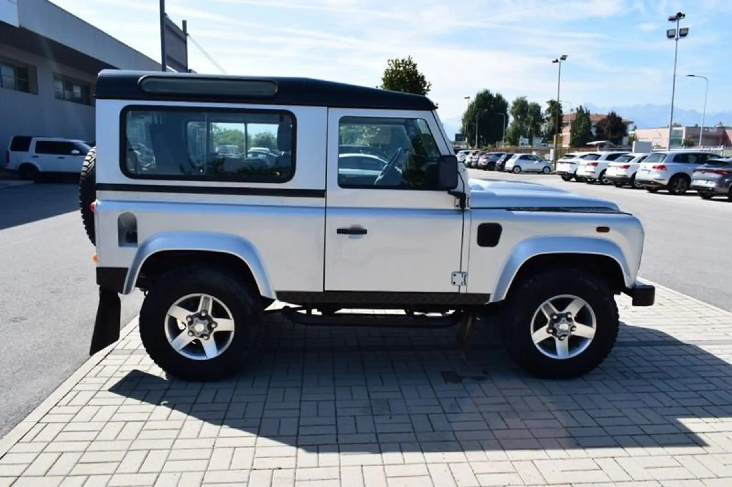 Land Rover - Defender