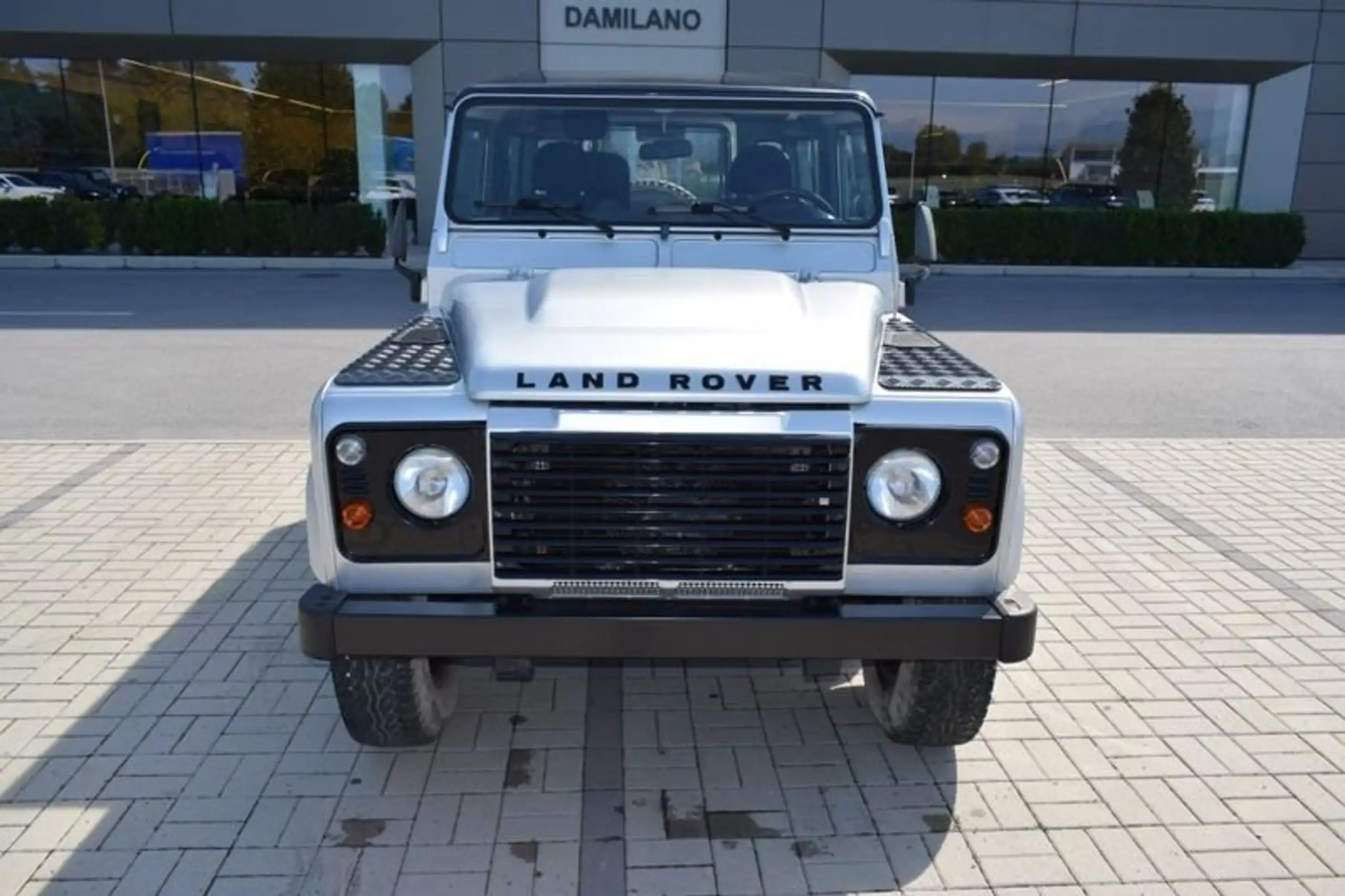 Land Rover - Defender