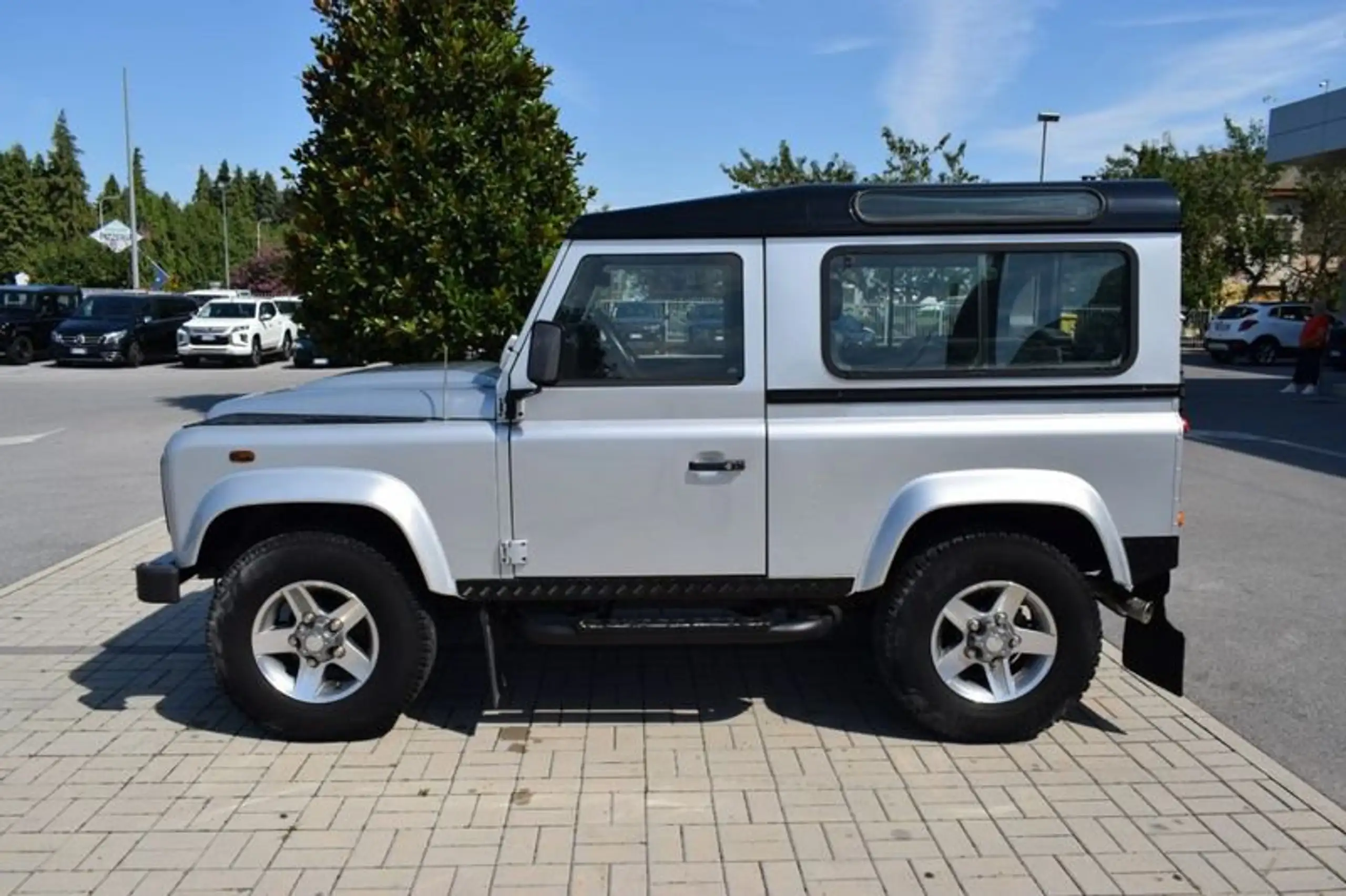 Land Rover - Defender