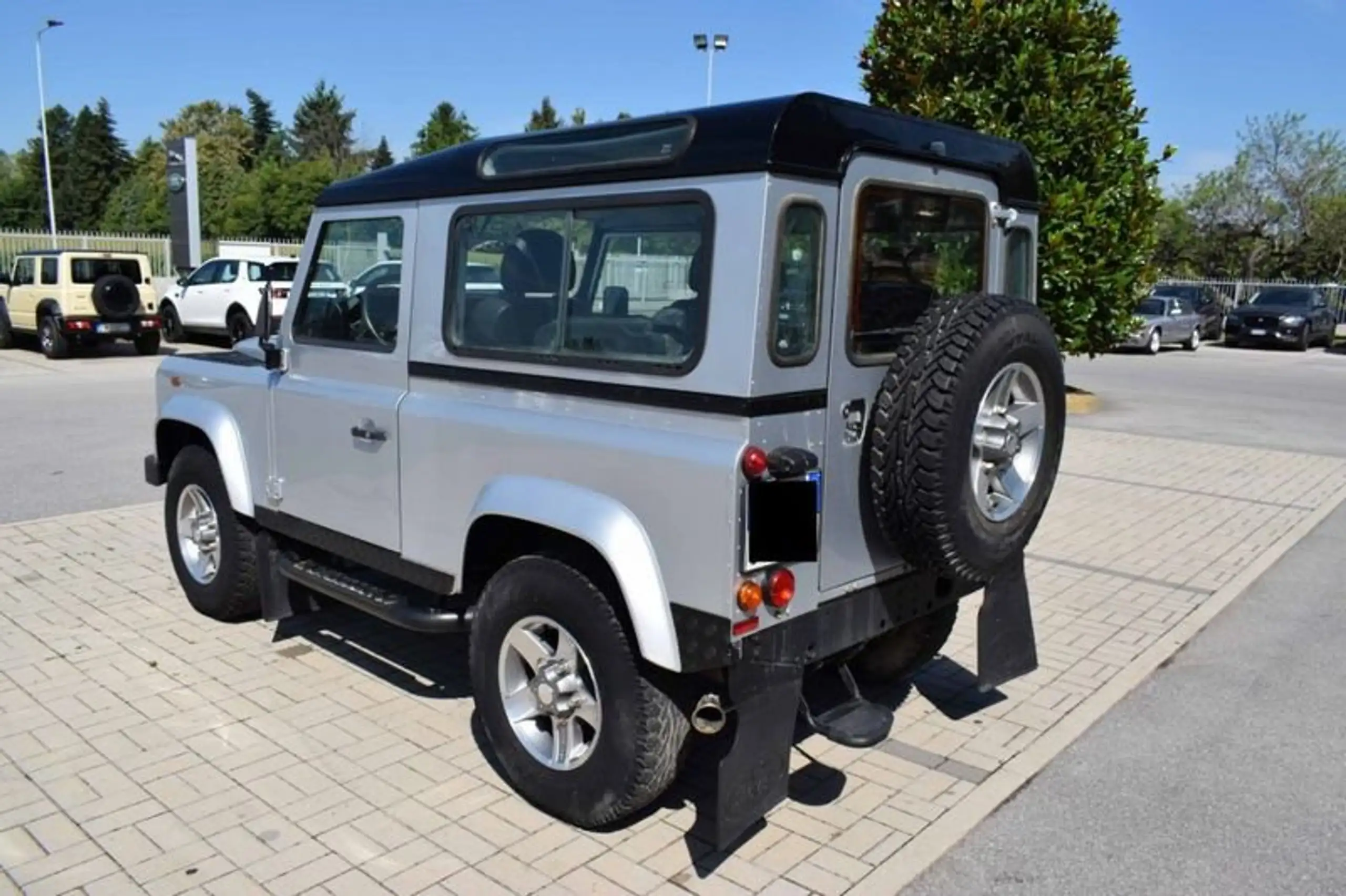 Land Rover - Defender