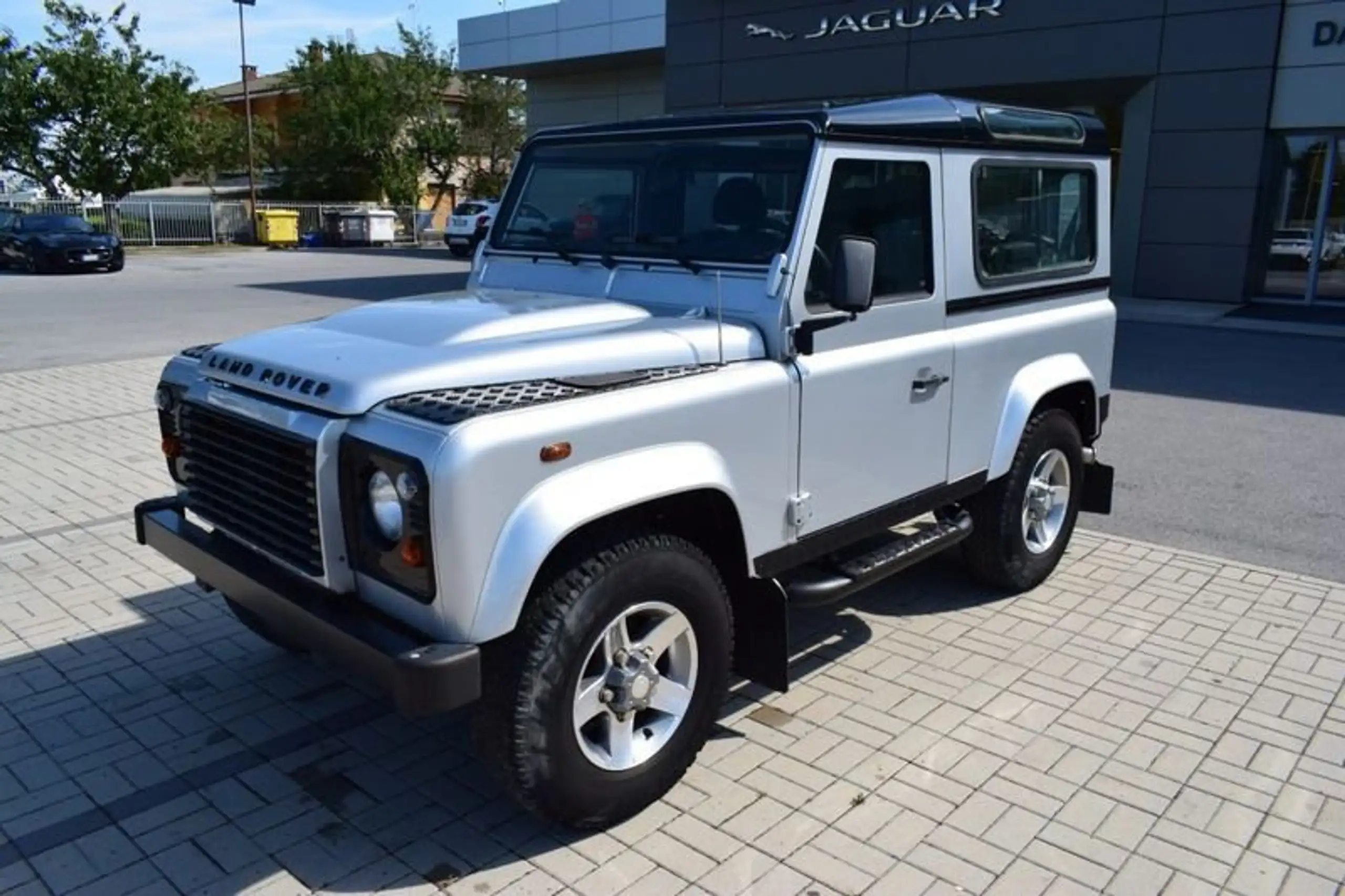 Land Rover - Defender