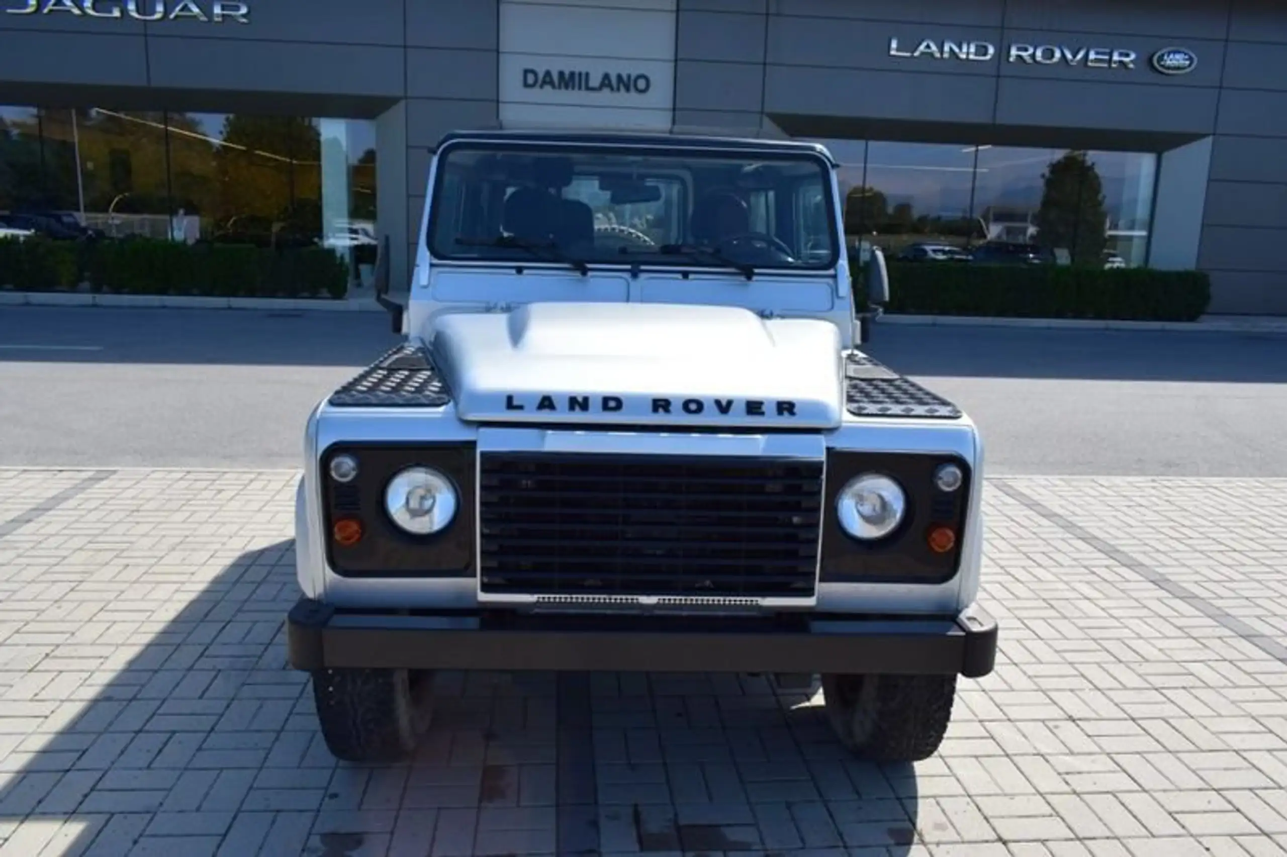 Land Rover - Defender