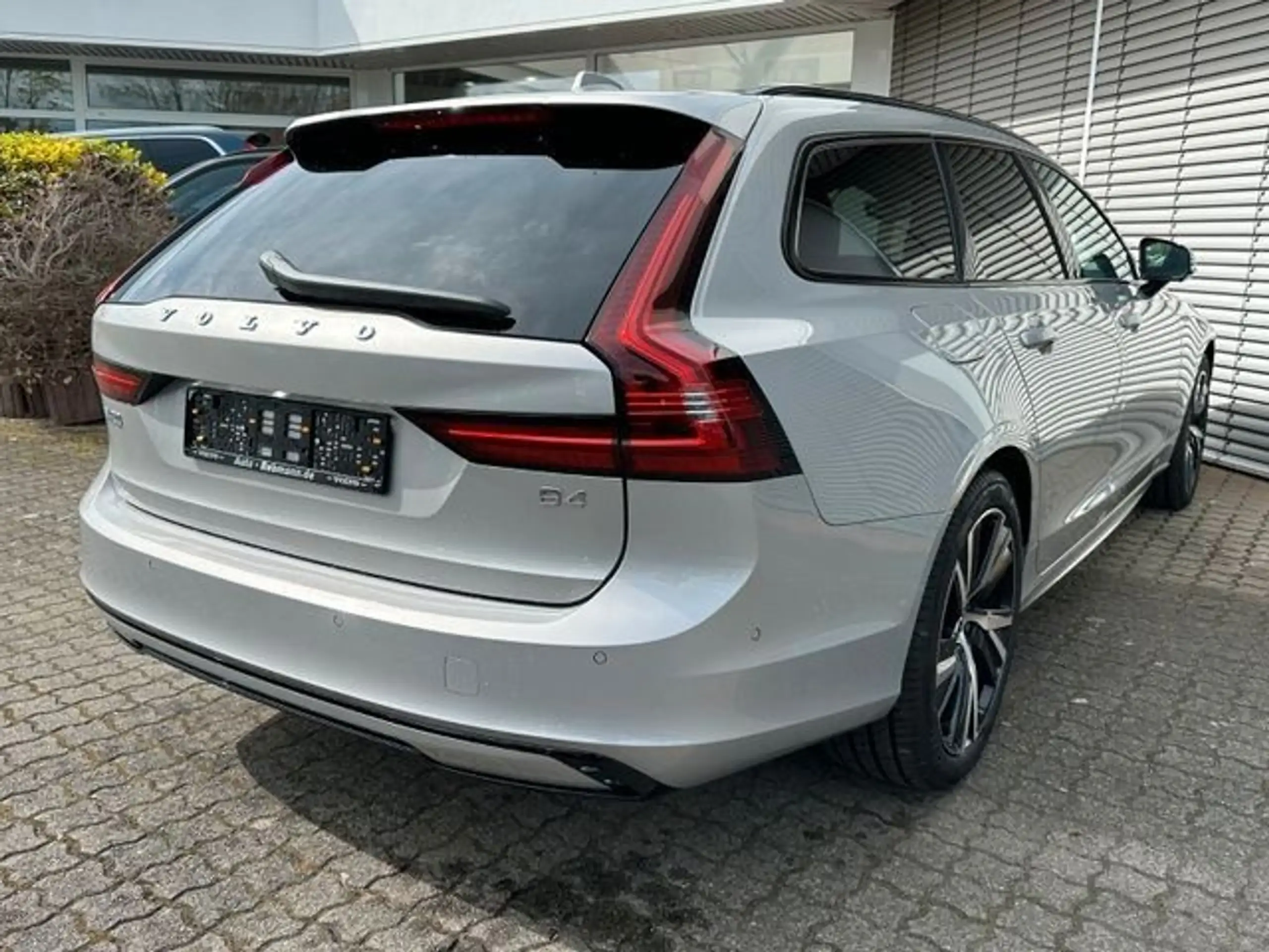 Volvo - V90