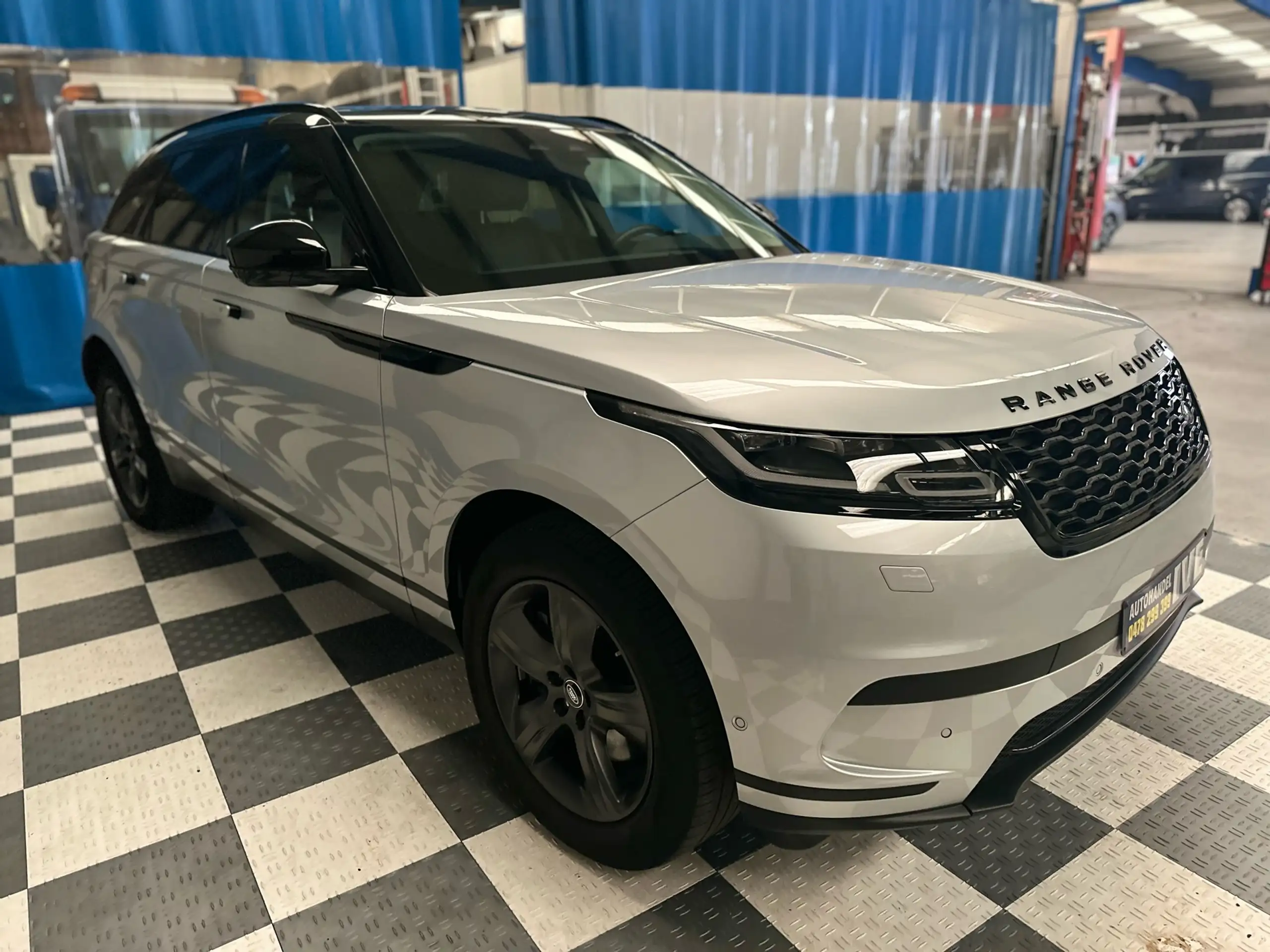 Land Rover - Range Rover Velar