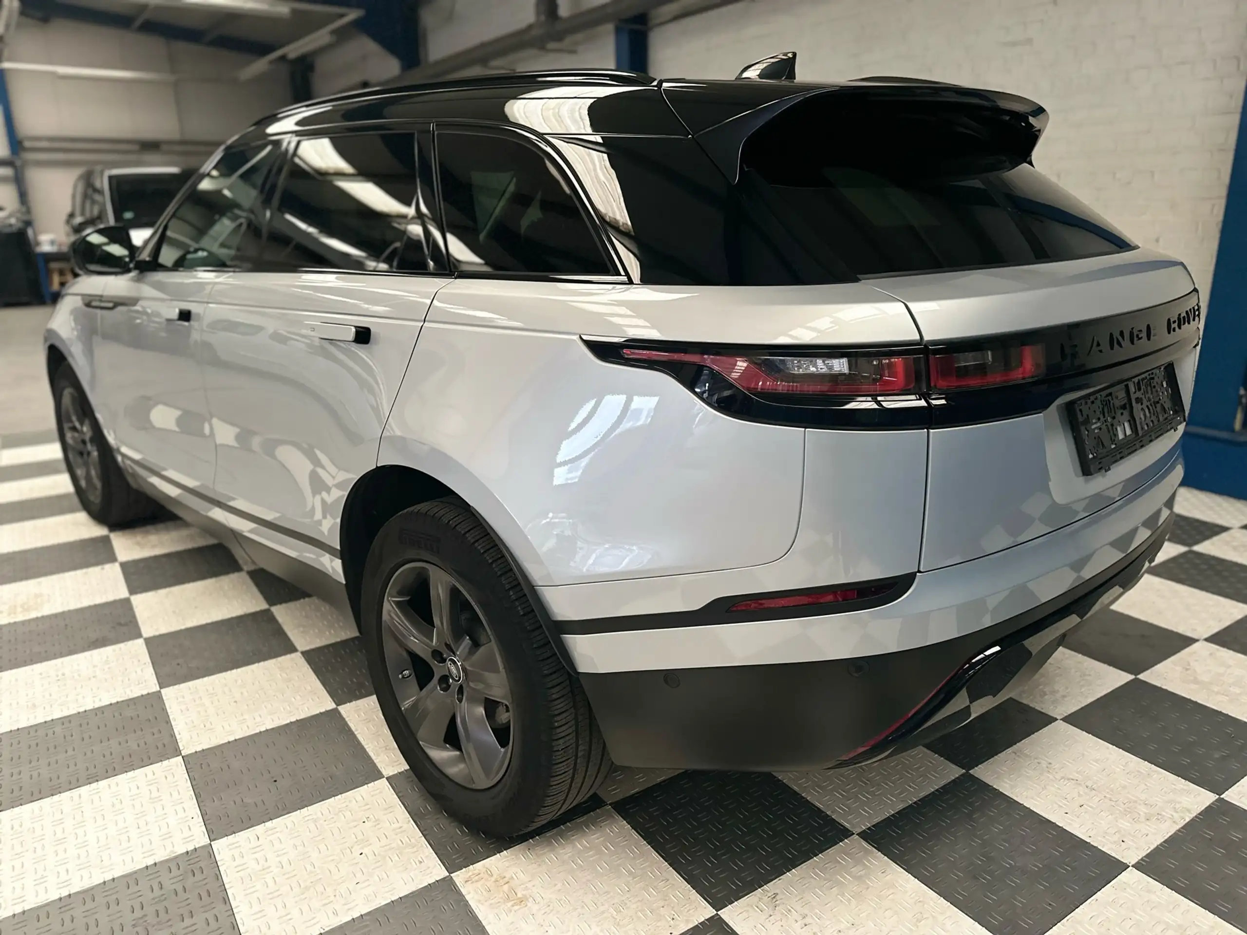 Land Rover - Range Rover Velar