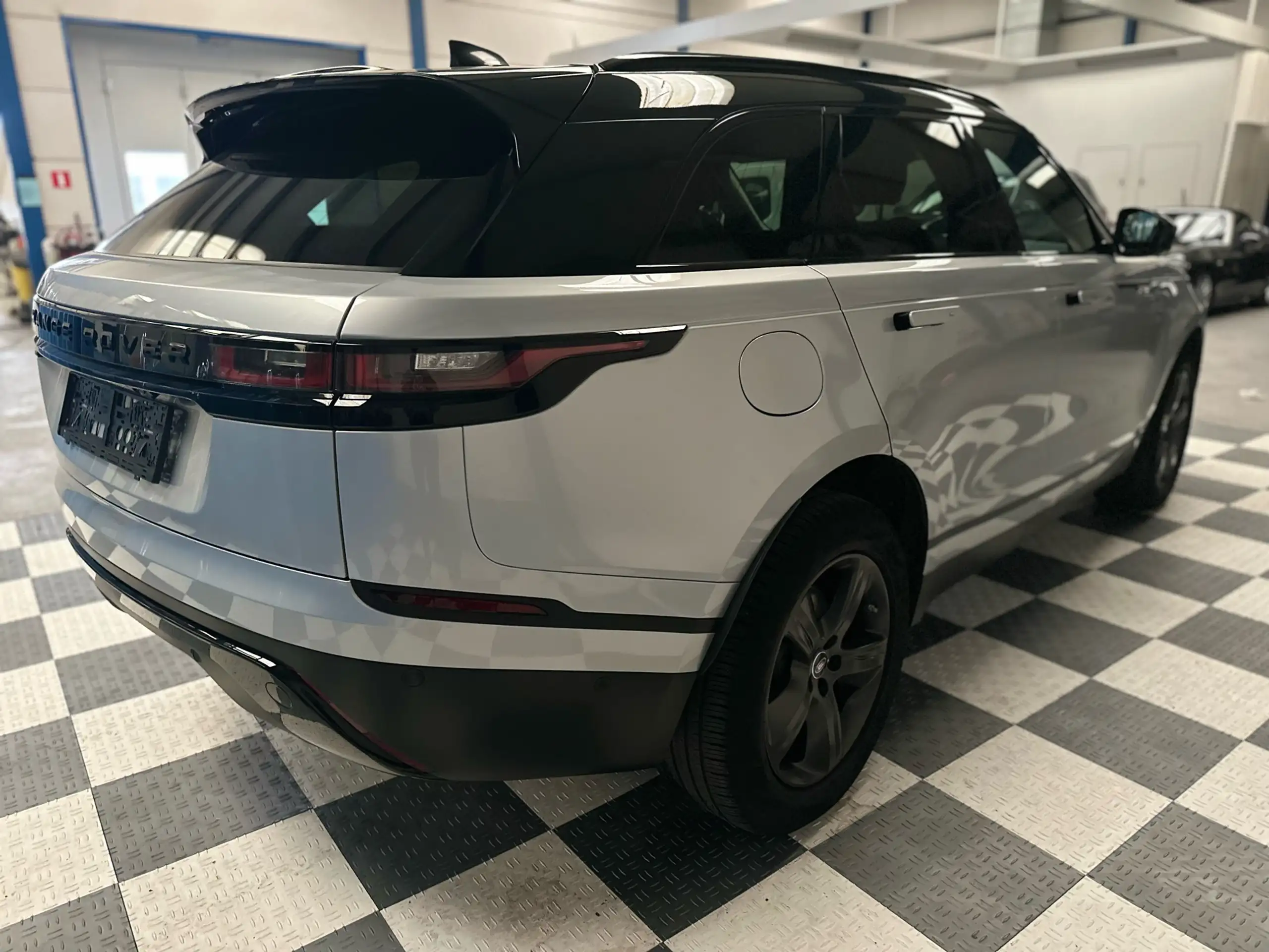 Land Rover - Range Rover Velar