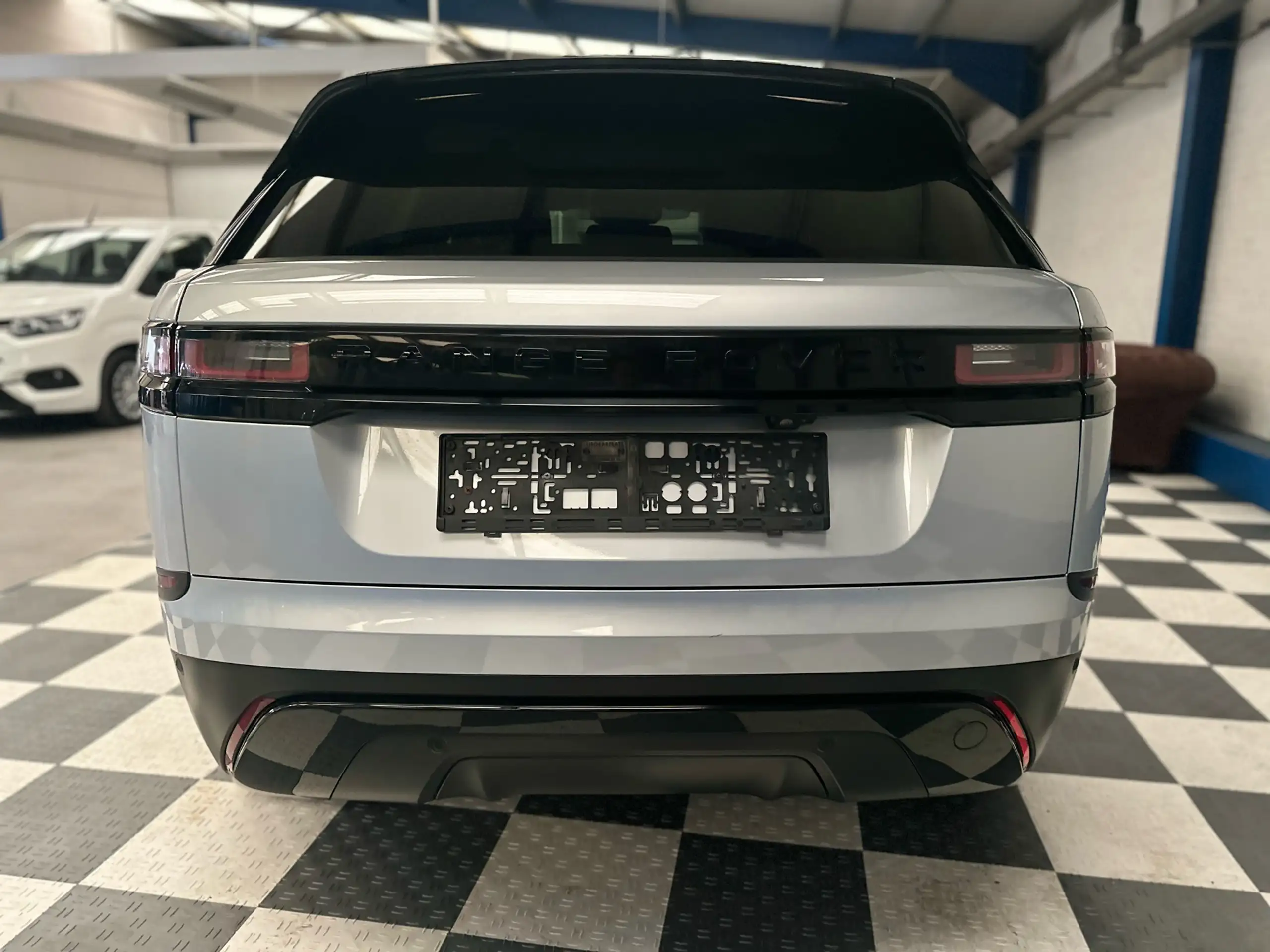 Land Rover - Range Rover Velar