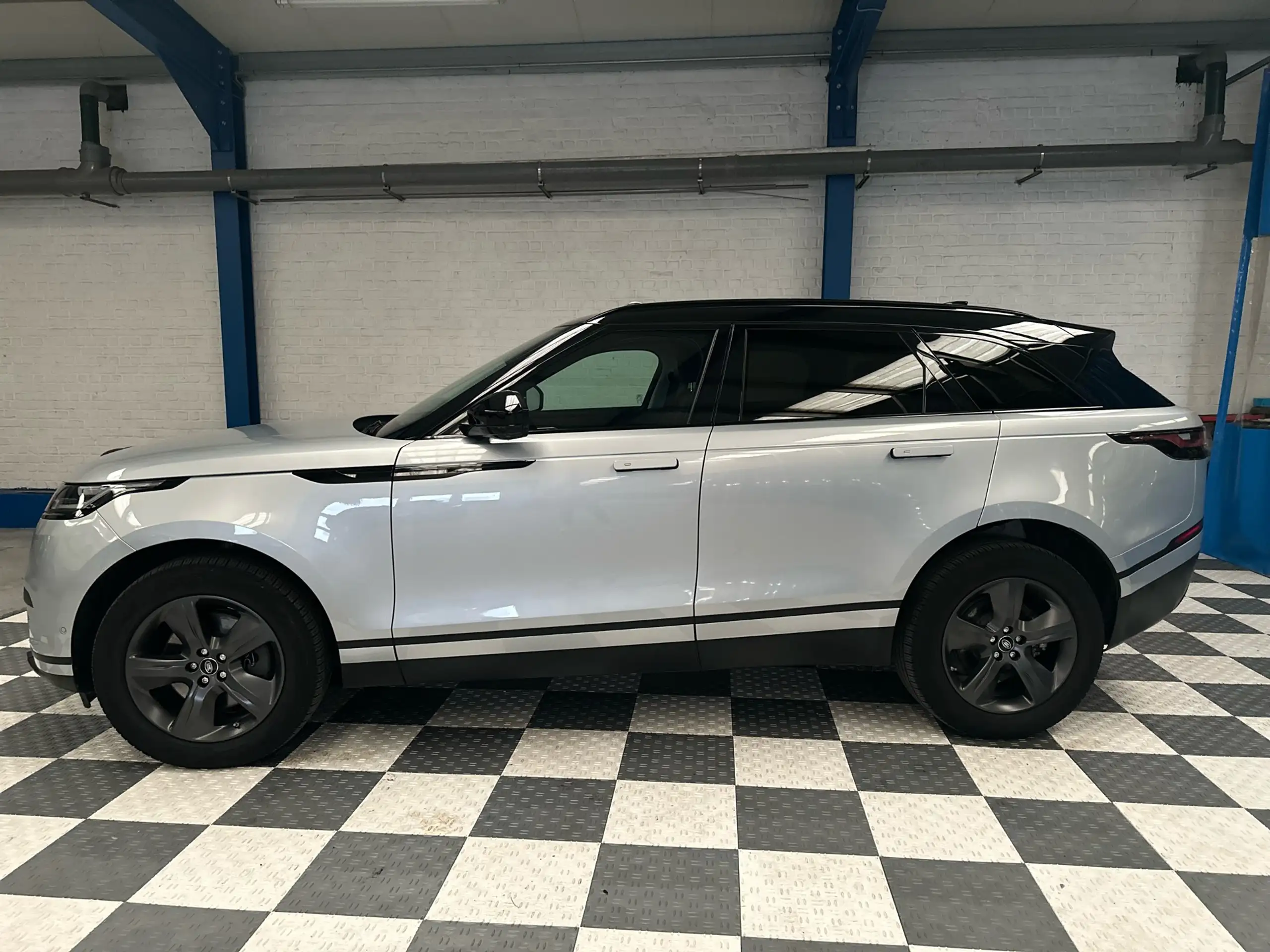 Land Rover - Range Rover Velar