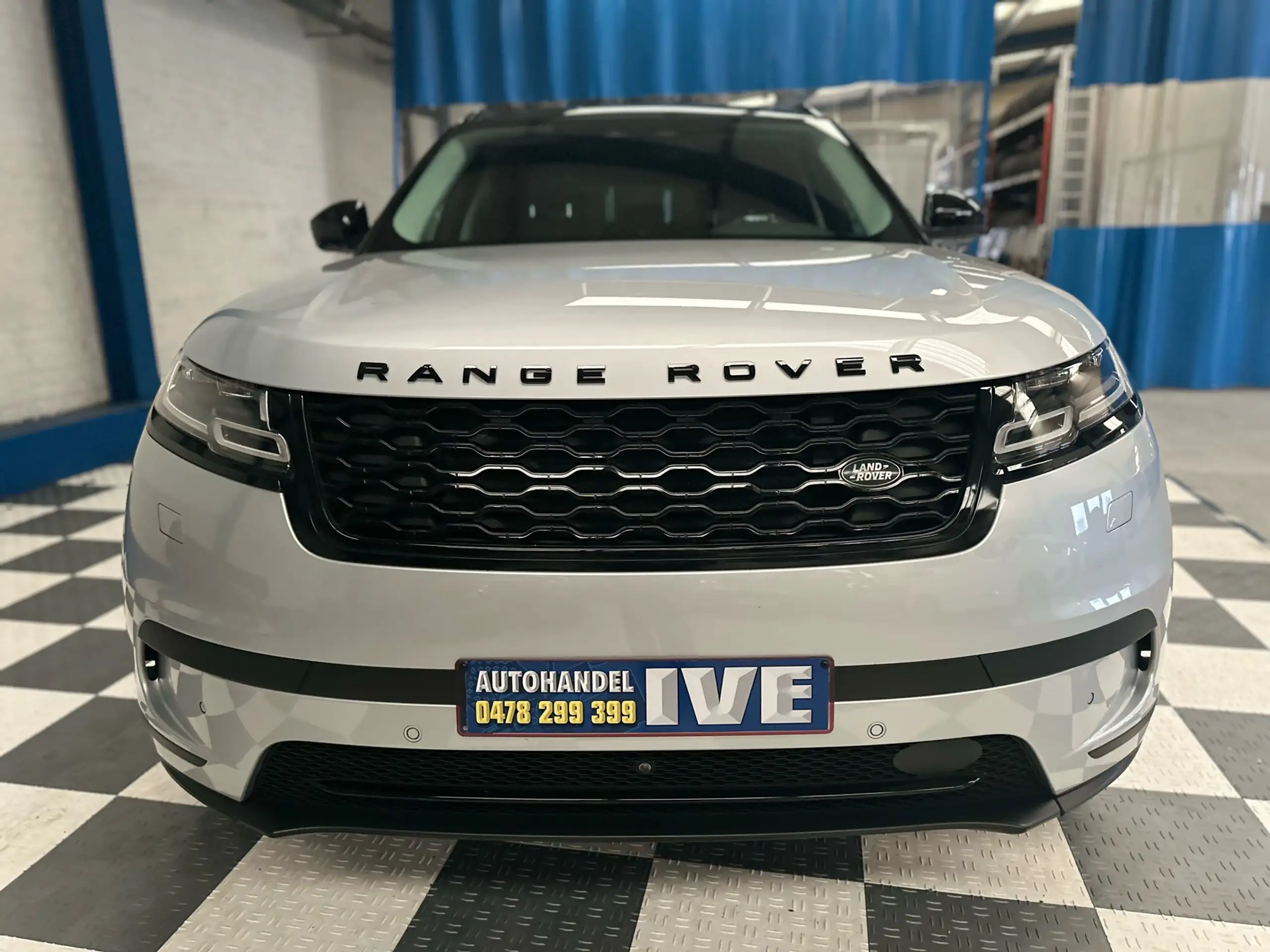 Land Rover - Range Rover Velar